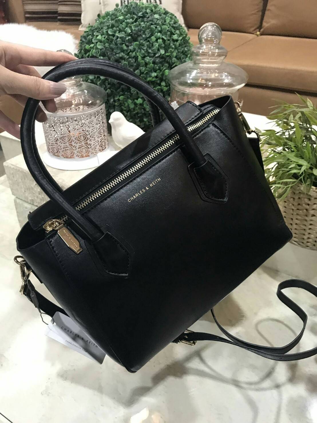 CHARLES & KEITH DOUBLE ZIP STRUCTURED BAG กระเป๋าถือหรือสะพายรุ่นใหม่ลชนช็อป ขนาดกำลังดี หนังเรียบสวยอยู่ทรงด้านหน้ามีโลโก้แบรนด์ เปิดปิดด้วยซิป ภายในกว้างจุของได้เยอะ ใส่ Ipad กระเป๋าสตางค์ หนังสือ ของใช้ได้จุ มาพร้อมสายสะพายยาวถอดปรับระดับได้ได้ มีหมุดร