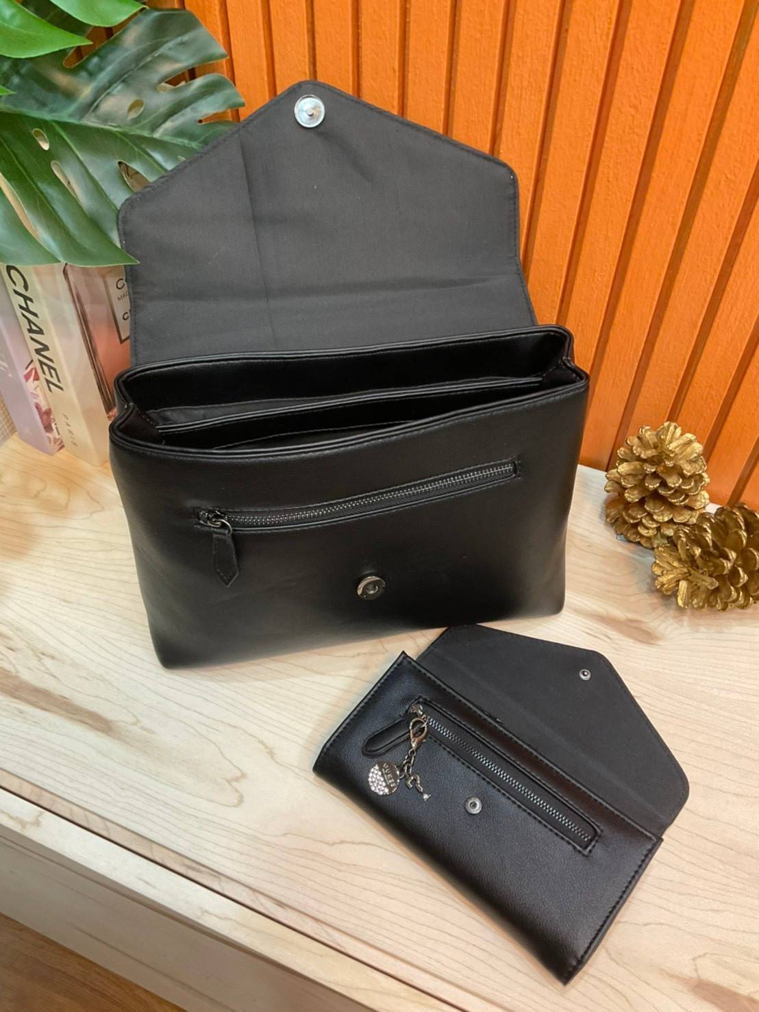 ของแท้ 100% Guess Women’s Crossbody Bag Set สุดคุ้ม!!!! เซตสวยหรูดูแพง สวยจริงจริง ช้าหมด ราคานี้หาที่ไหนได้!! สีดำ