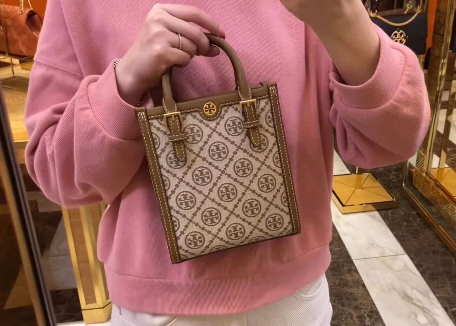 Tory burch t monogram jacquard mini tote ลวดลายT monogram ด้วยโลโก้สุดไอคอนนิคของแบรนด์ โดดเด่นด้วยกราฟฟิคและดีไซน์ ออกมาในหลายรูปแบบหลายคอลเลคชั่น แต่ละคอลเลคชั่นสวยหรูไม่แพ้กัน ทรงมินิโท้ท ขนาดกำลังดี ใช้งานง่าย ก็เป็นอีกหนึ่งรุ่นที่ทันยุคทันสมัยที่สาวๆ