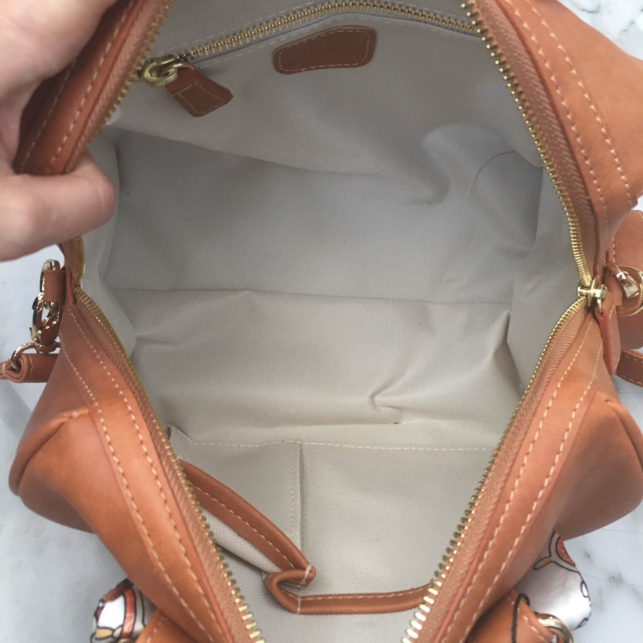 พร้อมส่ง สามสีเลยนะค่า ชอบสีไหน จัดเลยค่า หนังสวยมากรุ่นนี้ การันตี ยอดขายมากกว่า 3000 ใบแล้วค่า 😘🙏🏻 👜ดีเทลกระเป๋า 🌵สินค้าขายดี ขนาด มินิ หนังแกะสังเคราะห์ สวยมากคะ >> รุ่น KEEP sheep leather Pillow bag สวย น่