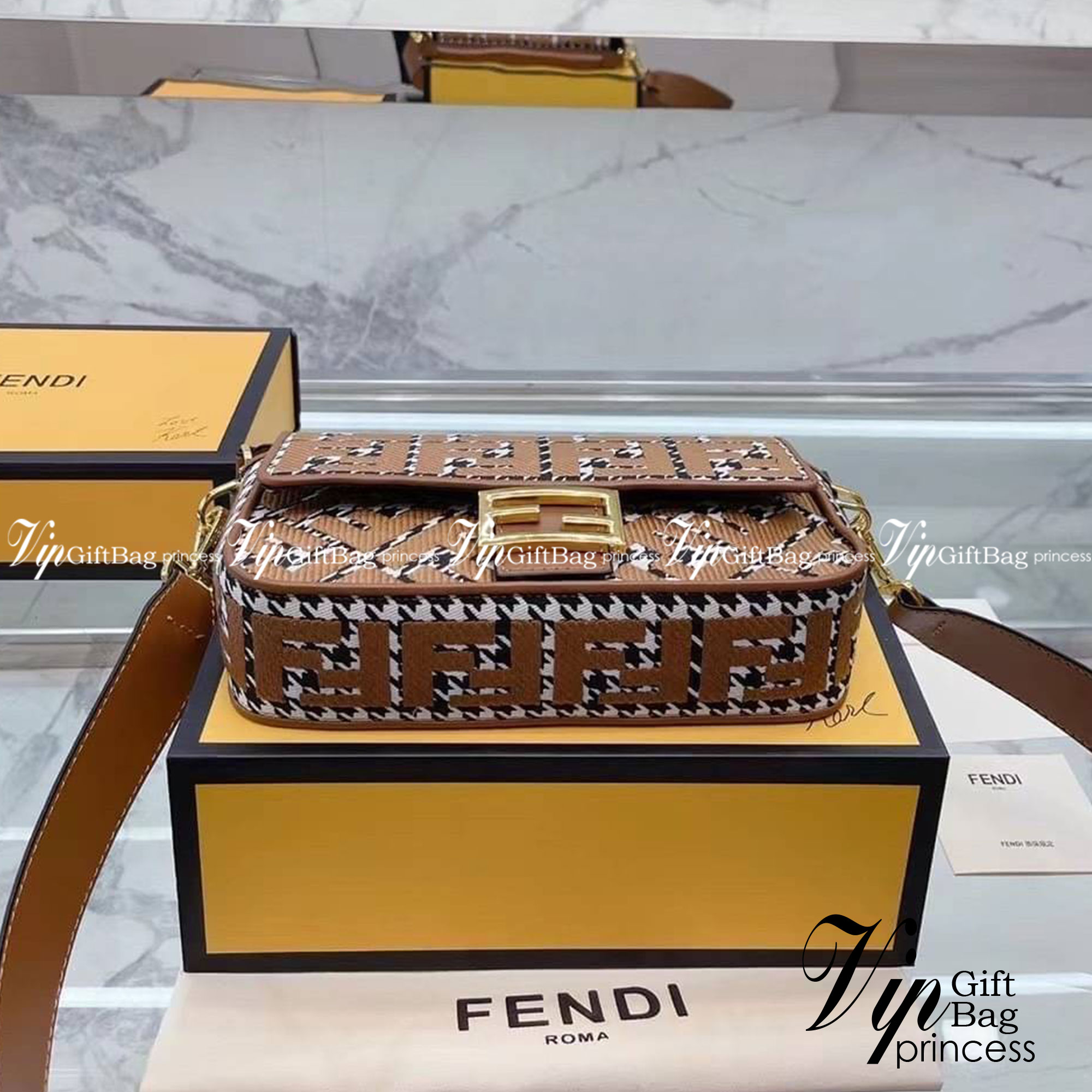 FENDI Baguette Brown houndstooth wool bag with FF embroidery / fendi baguette fabric bag กระเป๋าสะพายเฟนดิ งานจริงสวยมาก พร้อมสายสะพาย 2 เส้น ถอดได้ งานปั้มทุกจุด วัสดุคุณภาพดี แนะนำ ไม่ผิดหวัง มีจำนวนจำกัดนะคะ ภาพถ่ายจากงานขายจริง ใช้งานต่างประเทศได้