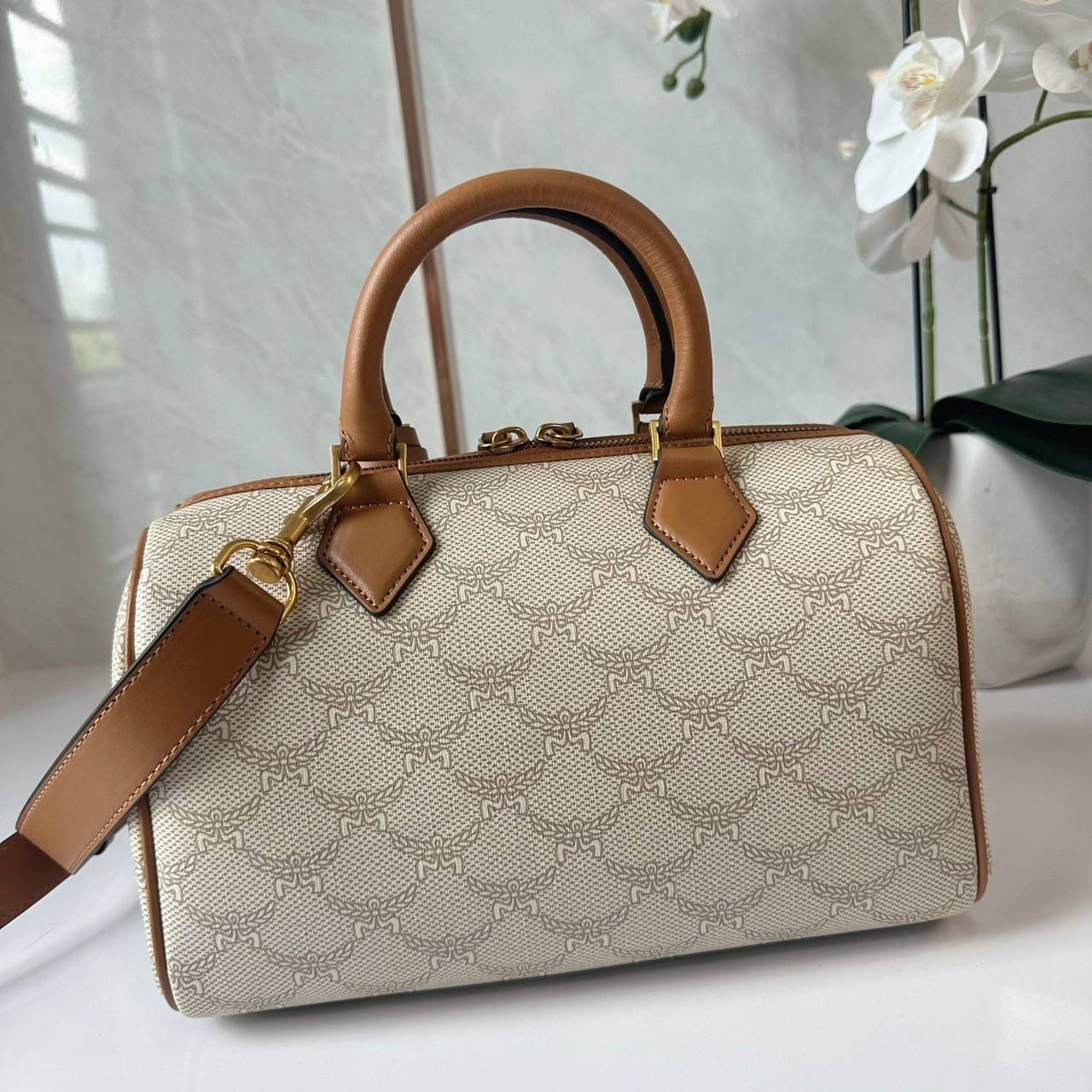 Small M.C.M Ella Boston bag in Lauretos pattern กระเป๋าทรงหมอนยอดฮิต คอลเลคชั่นใหม่ ไม่มีเอ้าท์ เกรดท็อปออริ 1:1 สลับแท้ ใช้งานต่างประเทศได้