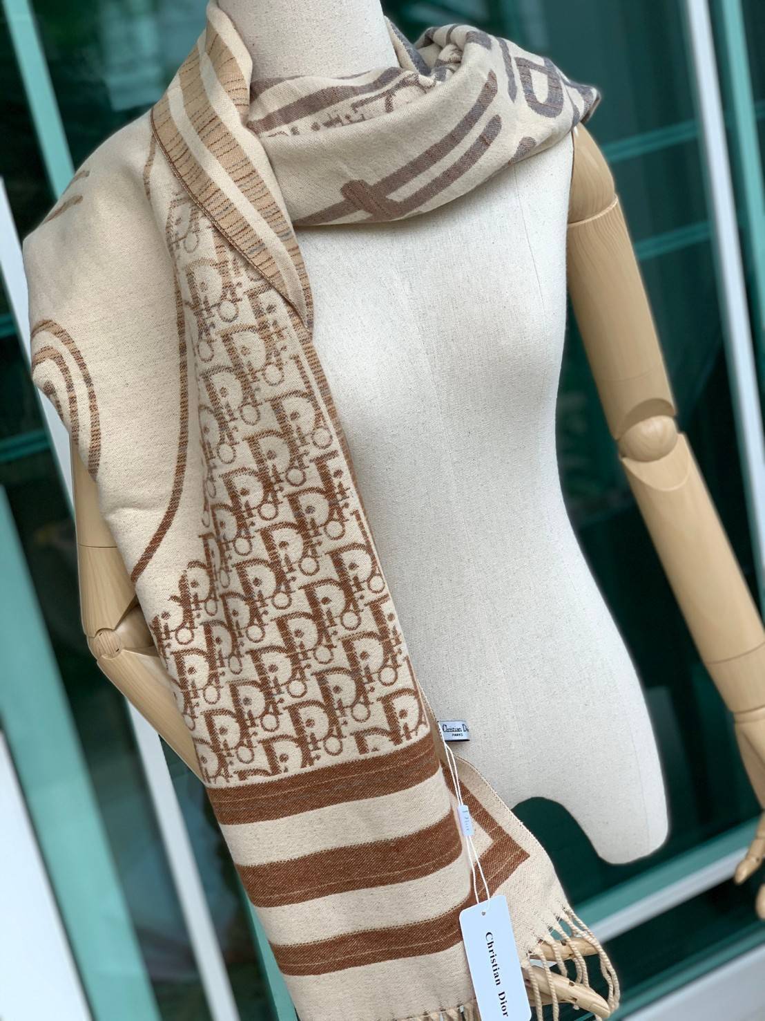 CHRISTIEN DIOR PARIS SILK SCARF สุดเอ็คเซ็คคลูทีฟกับแบรนด์ดังจากปารีส ด้วยงานพรีเมี่ยมกิ้ฟ ส่งมอบความรู้สึกดีๆให้กับคนที่คุณรัก ในรูปแบบผ้าพันคอและผ้าคลุมไหล่ผืนใหญ่ให้ความอบอุ่น ถักทอด้วยผ้าcashmere สีสันสุภาพเข้าได้กับเสื้อผ้าทุกเฉดสี มาพร้อมกล่องแบรนด์