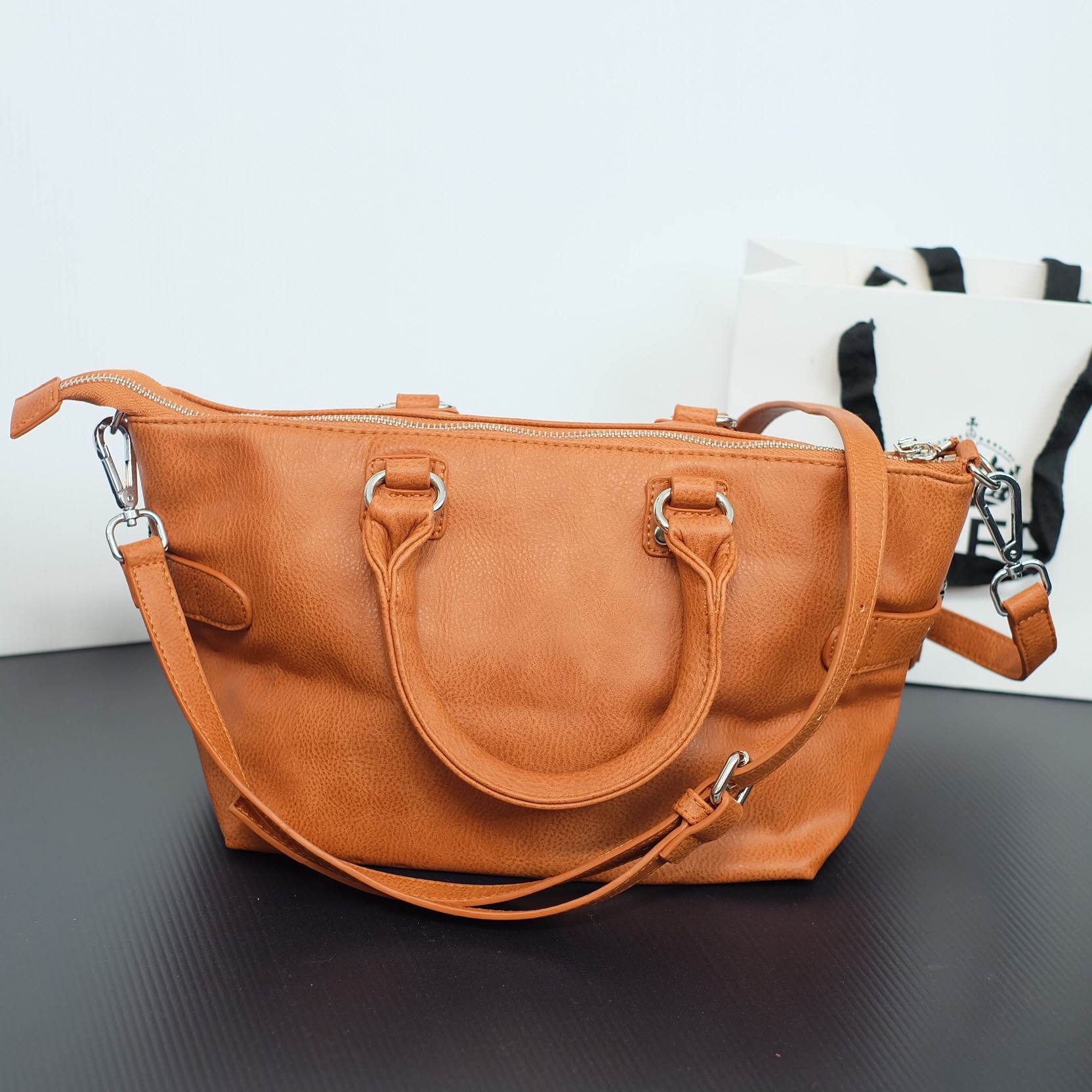 New arrival! KEEP ทรง longchamp รุ่น Duo sister with strap มีดีเทลสายรัดด้านจ้างคะ ตัวกระเป๋าหนังแกะสังเคราะห์ ลายหนังสวยมากๆคะ นิ่ม สุดๆ