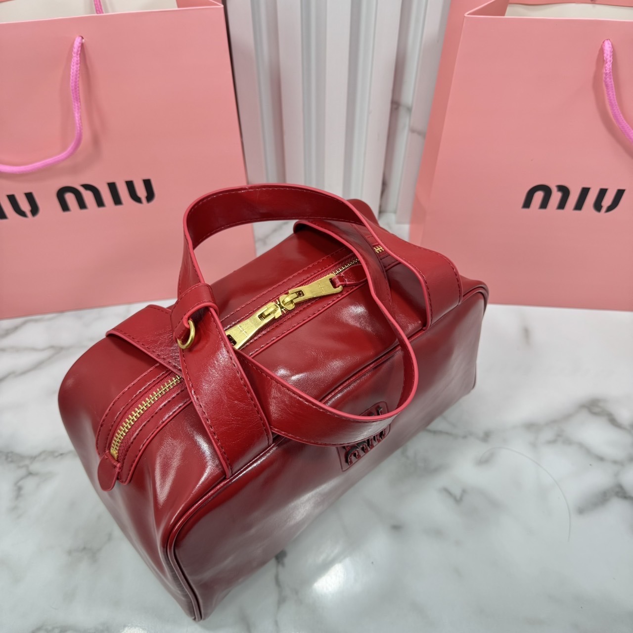 ORI หนังแท้ | Miu Miu Leather top-handle bag กระเป๋าสะพายทรง keepall เรียบแต่ฟาด หรูหราทุกองศา ใครเห็นก็ต้องเหลียว