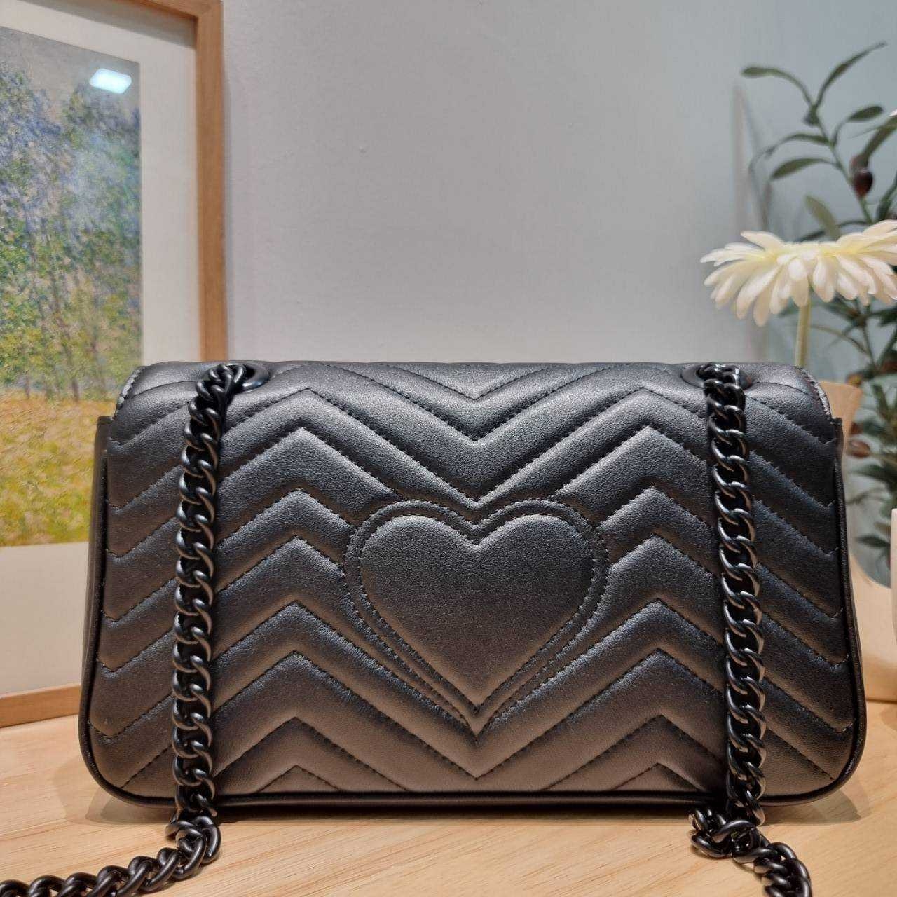 GG MARMONT SHOULDER BAG กระเป๋าสะพายข้างรุ่นคลาสสิค ดีไซน์ใหม่ อะไหล่ดำ สะพายขับผิว ดูแพง อัพลุคได้สบายๆ เปิด-ปิดด้วยตัวกดล็อคแน่นหนา ด้านหลังดีไซน์รูปหัวใจ 🖤