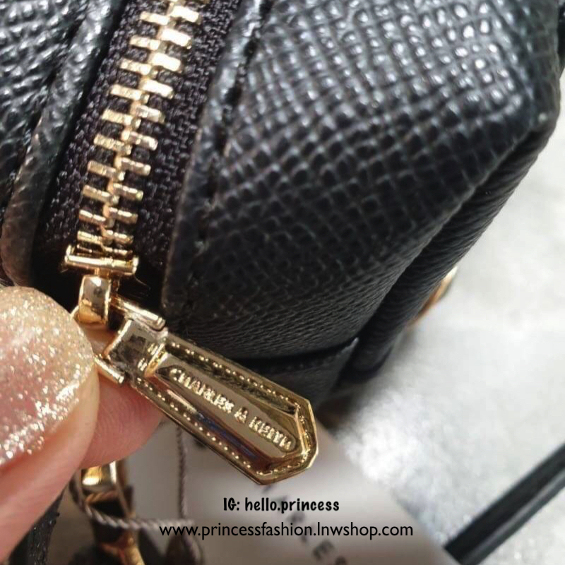 CHARLES & KEITH กระเป๋าคล้องมือ/สะพายข้าง รุ่นสวย รุ่นยอดฮิต ด้านหน้าปั๊มตราแบรนด์ แต่งอะไหล่เข็มขัดเท่ห์ๆ เก๋ๆ มีช่องซิปเล็กด้านหน้า รุ่นนี้คล้องมือได้ สะพายข้างแบบยาวได้ ช่องด้านในพอใส่ของกระจุกกระจิก โทรศัพท์มือถือ เหมาะกับวันชิวๆ รอบนี้มา 3 สี เอาไปใส