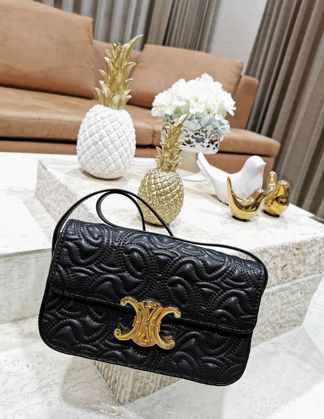พร้อมส่งความสวย! ไอเท็มหายาก! ห้ามพลาดค่ะ! CELINE TRIOMPHE SHOULDER BAG VIP วัสดุหนังแท้ลวดลายเอกลักษณ์ของ CELINE TRIOMPHE ดีไซน์ยอดนิยมสไตล์สาว LISA เปิดปิดด้วยฝาปิดโลโก้แบรนด์อะไหล่ทอง ภายในโล่งกว้าง ใส่มือถือ กระเป๋าสตางค์ เครื่องสำอางค์ ของใช้จุกจิกได