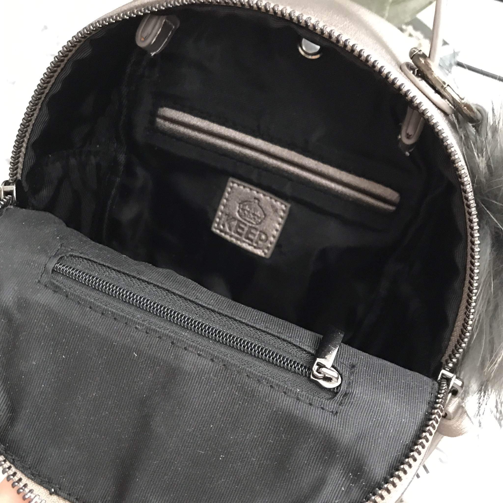 สินค้ารุ่นใหม่สัปดาห์นี้ ค๊า เป้ มินิ รุ่นใหม่ ได้ Look Minimal style แฝงความน่ารักนิดๆ ต้องใบนี้เลยค๊า KEEP ' All-day backpack with shoulder strap ' 📍ความพิเศษ คือ สาย ถอดได้ปรับเปลี่ยนได้ตามการใช้งาน (สะพายหลัง-สะพายข้างลำตัว ) ใน set 