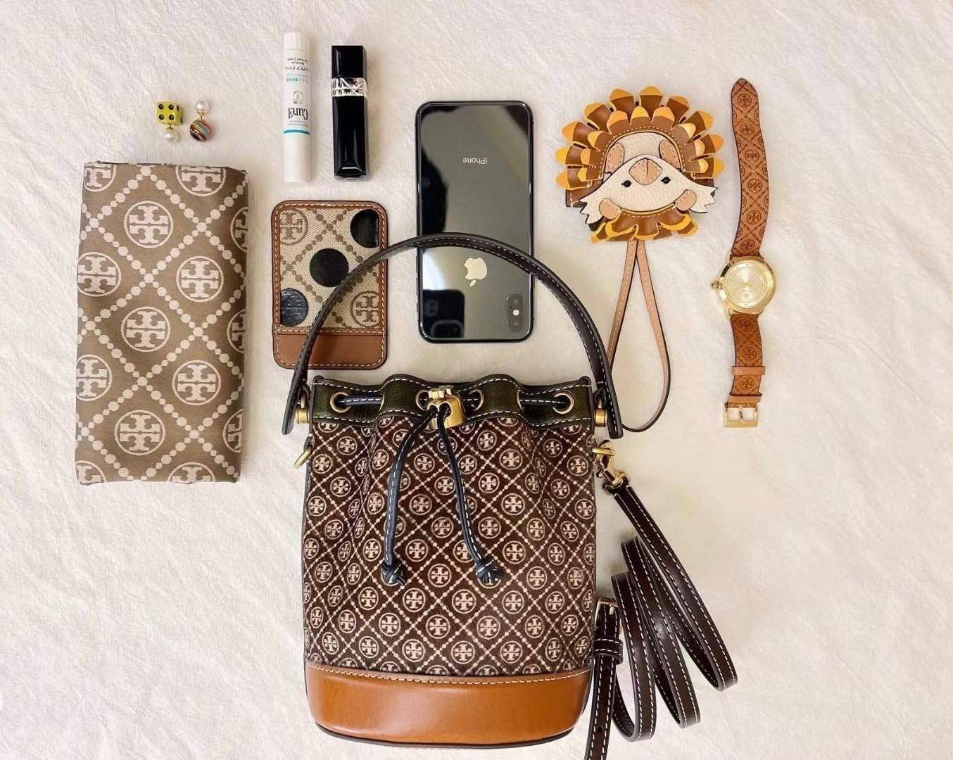 Tory Burch T Monogram Calf Hair Mini Bucket Bag กระเป๋าทรงถังผลิตขึ้นอย่างพิถีพิถันด้วยขนลูกวัวพิมพ์ลาย ตัดแต่งหนังอย่างดี