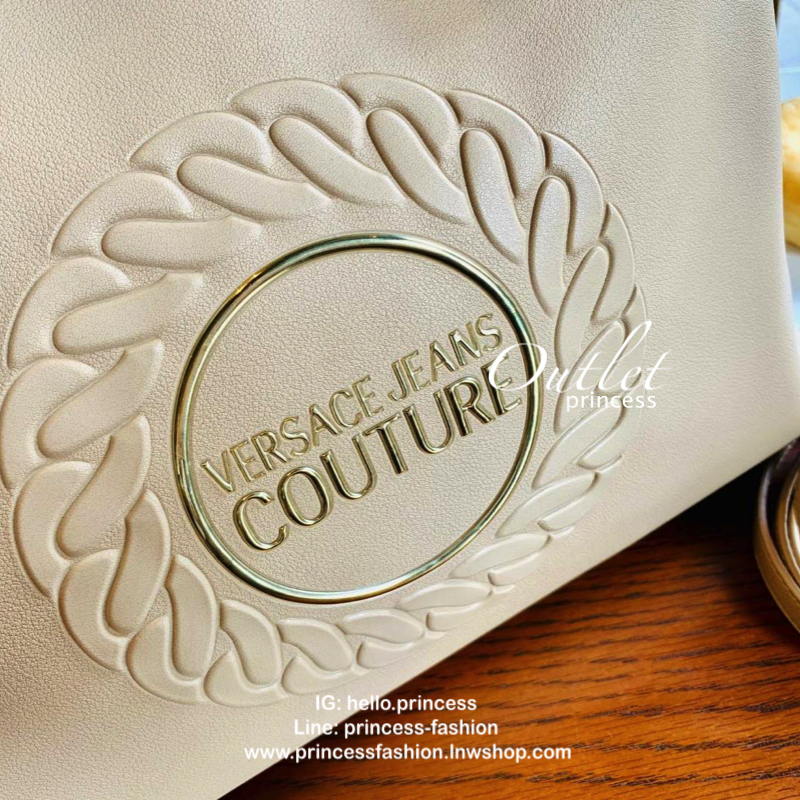 VERSACE JEANS COUTURE HAND BAG 2019 กระเป๋าถือ//สะพายข้างได้ วัสดุหนังเรียบ ผิวลื่น น้ำหนักเบา ด้านหน้ามีโลโก้แบรนด์หรู เปิดปิดปากกระเป๋าแบบกระดุมแม่เหล็ก แบ่งเป็น2ช่องใหญ่ใส่ของนะค่ะ แต่ละช่องกว้างมากทีเดียว มีช่องซิปและช่องเล็กใส่จองจุกจิกค่ะ มาพร้อมสาย