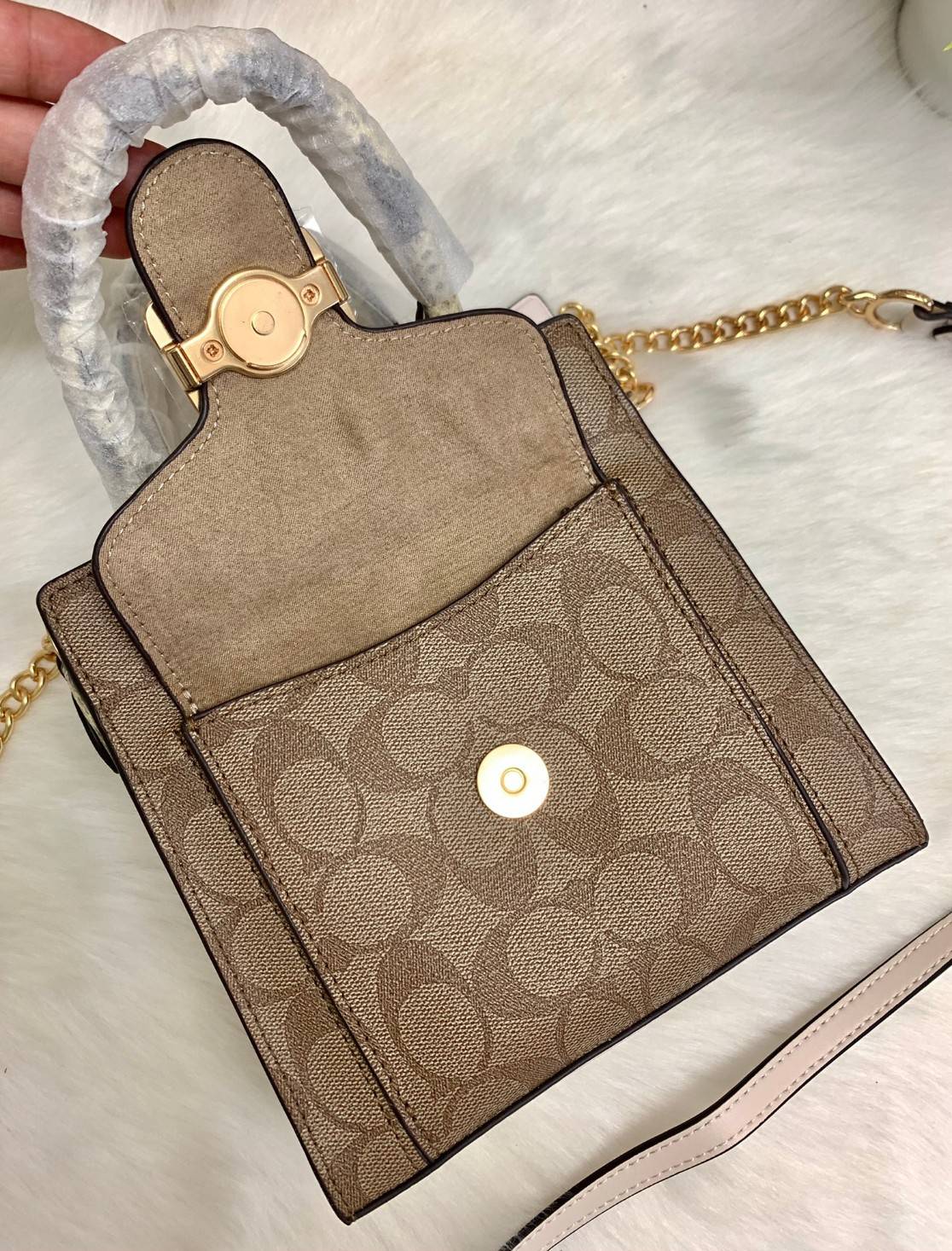 น้องเข้าใหม่ ไม่มีไม่ได้แล้ว ต้องรับไปดูแลเลยค่าา❤️ COACH MINI PEPPER CROSSBODY IN SIGNATURE ((C7227)) 📣พร้อมส่งที่ น้องใหม่ล่าสุดค่าา! กระเป๋าสะพายครอสบอดี้ร์ หรือหิ้วออกงานก็สวยไม่น้อยทีเดียวค่ะ หนังแท้นิ่มสวย หูหิ้วและด้านข้างกระเป๋าทำลา