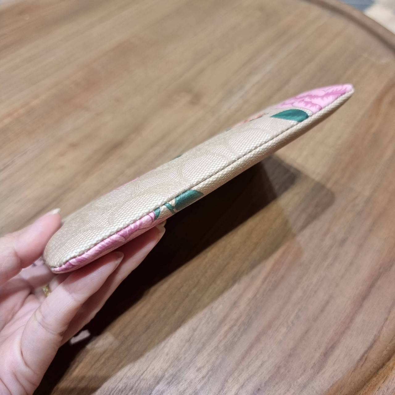 COACH 2972 CORNER ZIP WRISTLET IN SIGNATURE CANVAS WITH BUTTERFLY PRINT มาแล้วจ้า ไอเท็มสุดปัง!! ฮิตไม่เลิก!! พร้อมลวดลายสุดคิ้วท์ น่ารักน่าใช้ขึ้นไปอีก กระเป๋าคล้องมือ ขนาดเหมาะพกพา วัสดุหนังแคนวาส ภายในเป็นช่องโล่ง ใส่ธนบัตร หรือใส่บัตร ใส่เหรียญ ได้หมด