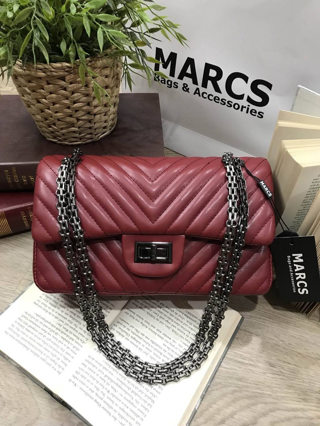 MARCS WOMAN QUILTED CHAIN SHOULD BAG New arrival! กระเป๋าสะพาย วัสดุหนังแกะสังเคราะห์ นิ่มสวย อยู่ทรง ลาย chevron สไตล์ Chanel ขนาดกำลังดี น้ำหนักเบา เปิดปิดด้วยตัวล็อคบิด พร้อมฝาปิดกระดุมแม่เหล็ก ภายในมีหลายช่อง ทั้งบริเวณด้านหน้า และฝาปิด ภายในกว้าง และ