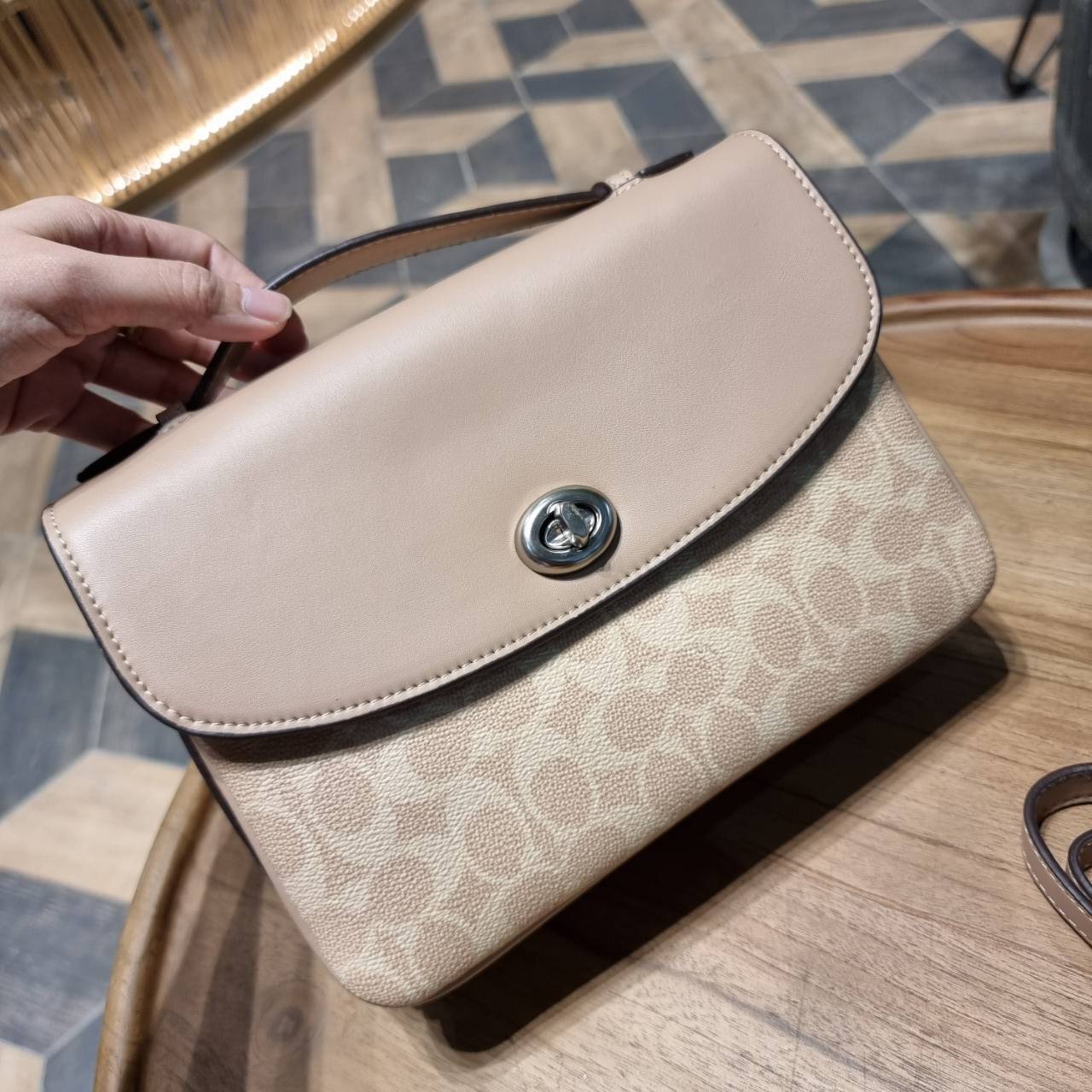 COACH 68349 CASSIE CROSSBODY IN SIGNATURE CANVAS เรียบหรู ดูดี ก็ต้องไอเท็มนี้ไม่อยากให้พลาด!! พาสเทลละมุนมากๆ สะพายแล้วดูแพงมากๆ สวยเลิศ กระเป๋าถือ/สะพายข้าง วัสดุหนังแคนวาสสลับหนังแท้ เปิด-ปิดด้วยตัวบิดล็อคแน่นหนา ภายในแบ่งสัดส่วนอย่างดี ใส่ของได้ครบสบา