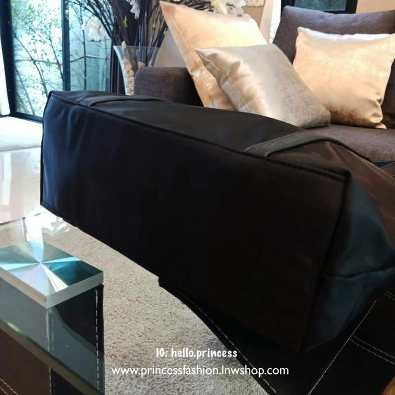 Prada nylon tote bag กระเป๋าสะพายทรง tote วัสดุ nylon premium gift จาก Prada อะไหล่ทอง เปิดปิดด้วยซิป ภายในกว้างใส่ A4, iPad ได้ มีช่องเล็ก และช่องซิป บุผ้าลายแบรนด์ มาพร้อมสายสะพายยาว ปรับได้ freesize ใบนี้ใช้ได้ในทุกวันค่ะ