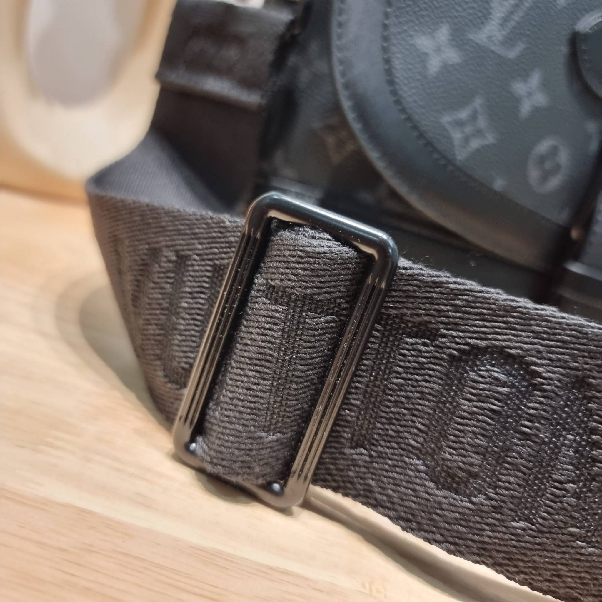 LV SAUMUR MESSENGER Monogram Eclipse Canvas Bag คอลเลคชั่นสุดหล่อ ใหม่ก่อนใคร กับกระเป๋าสะพายทรงแมสเซ็นเจอร์สำหรับหนุ่มๆ ดีไซน์คลาสสิคแฝงดีเทลความหรู