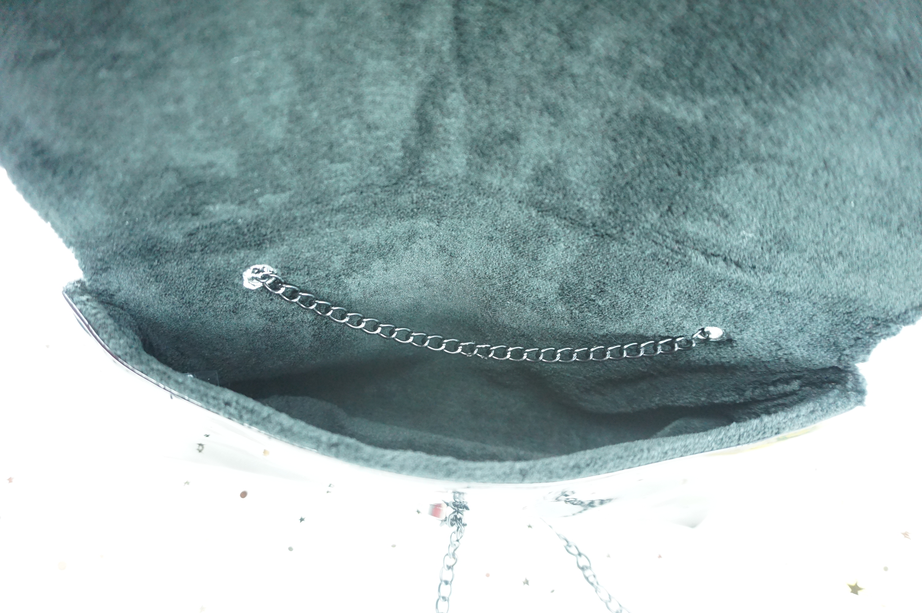 Chanel clutch & shoulder bag งานพรีเมี่ยมกิ้ฟจากเคาเตอร์ต่างประเทศ จากแบรนด์ Chanel ของแท้ไม่ใช่เกรดก้อป เป็นกระเป๋าหนังแก้วเงา ตามแบบฉบับของแบรนด์ ตัวกระเป๋าขนาดกำลังดี ใส่มือถือได้ทุกรุ่น สามารถเก็บสายถือเป็นคลัชออกงานได้ หรือสะพายไหล่ได้