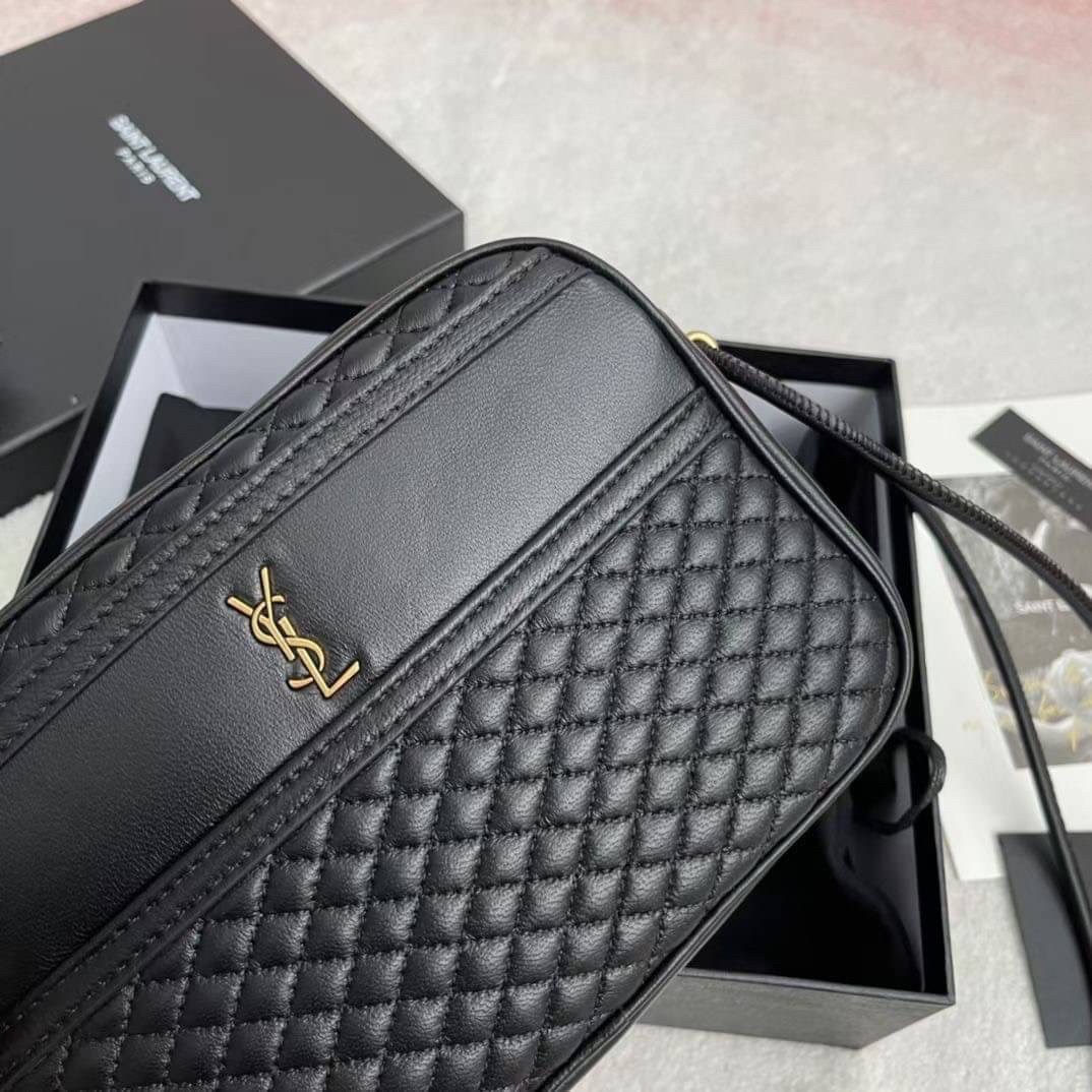 YVES SAINT LAURENT BAG กระเป๋าสะพายสไตล์วินเทจทรงเหลี่ยม งานหนังแท้สวย โทนสีดำคาสสิก หนังฟูสวยมากค่ะ ภายในโล่งจะสะพายไหล่ CROSSBODY ก็ดูดี สินค้ามาพร้อมถุงผ้าและกล่องแบรนด์พร้อมส่งที่ไทยราคาสุดคุ้ม สาวก YSL ห้ามพลาด!