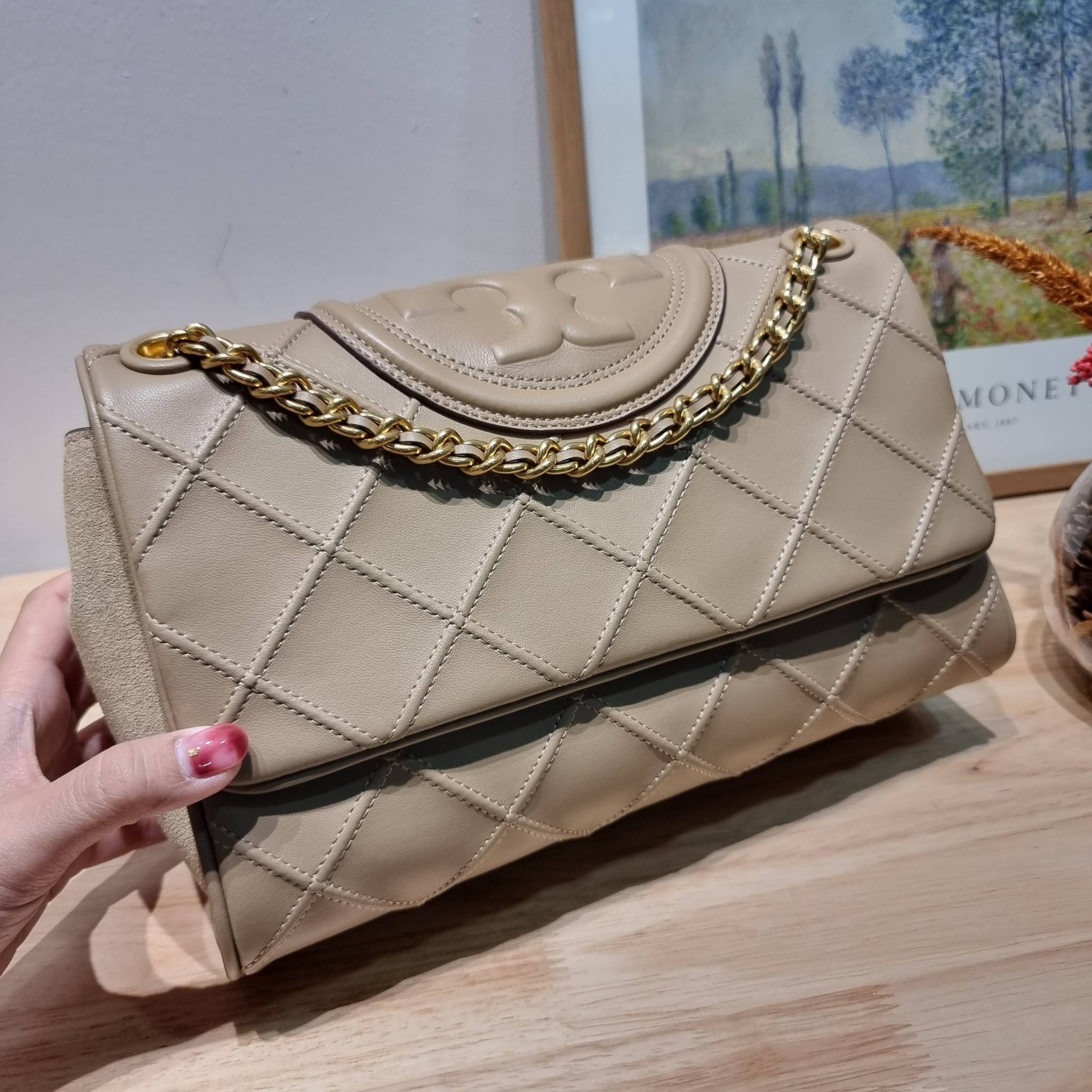 TORY BURCH FLEMING SOFT CONVERTIBLE SHOULDER BAG รุ่นหายาก กับดีไซน์ใหม่ล่าสุด มาพร้อมเสิร์ฟความสวยถึงบ้านไปเลย กับกระเป๋าสะพายไหล่ขนาดกำลังสวย หนังแท้นิ่มเต็มใบ สัมผัสสบายมือ