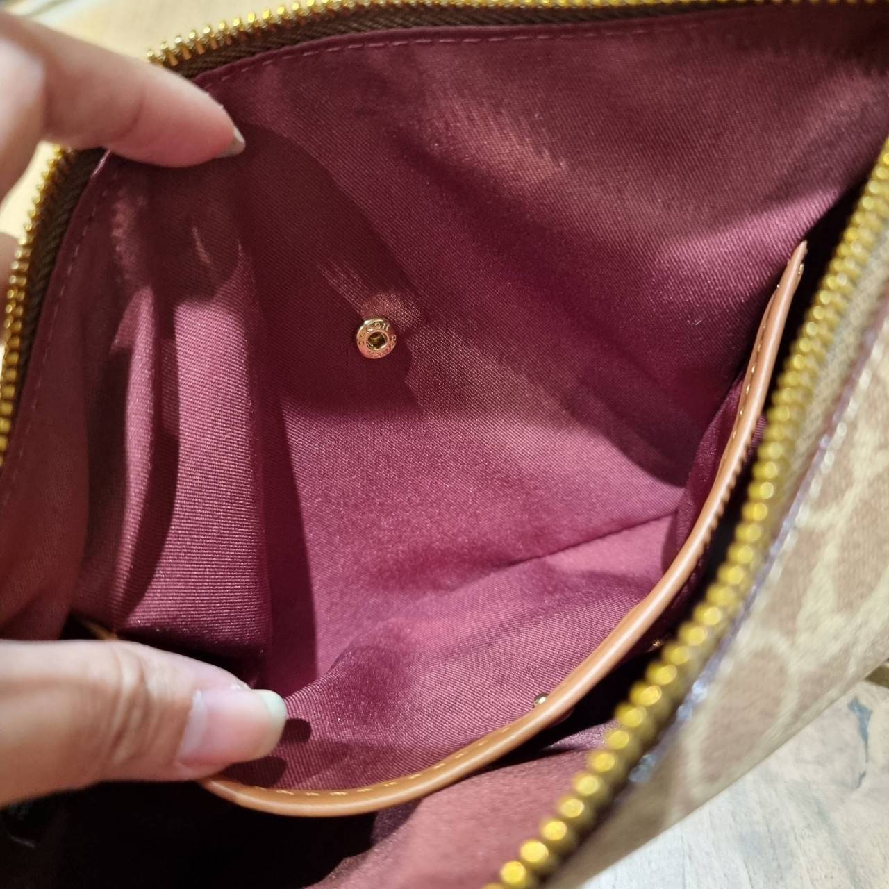 COACH 52577 SUTTON CROSSBODY IN SIGNATURE CANVAS กระเป๋าสะพายไหล่ สวยคลาสสิค สไตล์วินเทจ ใบใหญ่จุใจ วัสดุหนังแคนวาสเคลือบลาย สายคล้องไหล่ในตัว ภายในโล่งกว้าง จุของได้เยอะแน่นๆ มาพร้อมสายสะพาย crossbody ที่จะถอดออก หรือจะสะพายก็เก๋ สวยโดดเด่นแน่นอน พร้อมเส