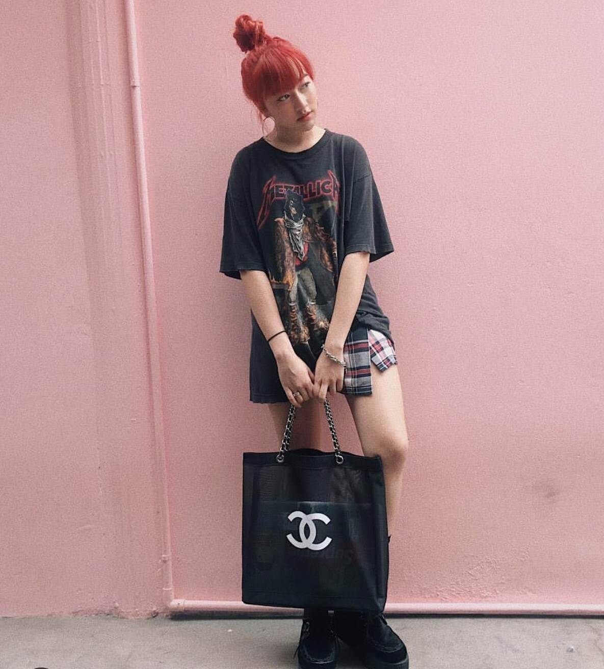 NEW! Chanel Shopping Bag With Chain กระเป๋าสะพายใบใหญ่ทรง Shopping Bag Limited Edition พรีเมี่ยมกิ้ฟของแท้นำเข้าจาก Chanel Perfume Counter ใบใหญ่วัสดุ Nylon โปร่งปั้มโลโก้แบรนด์สวยหรู เปิดปิดด้วยแถบแม่เหล็กซ่อนด้านใน บุฟองน้ำที่ฐานมาพร้อมสายสะพายโซ่ร้อยหน
