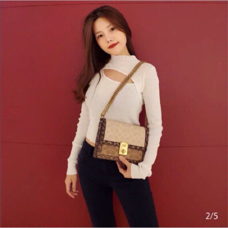 COACH HUTTON SHOULDER BAG IN SIGNATURE CANVAS sold out ไปกันทั่วหน้าในหลายประเทศ กับกระเป๋าสะพายที่สุดของความหรู ดีไซน์คลาสสิควินเทจ ลูกเล่นสีแทนสนิมตัดกับอะไหล่สีทองเหลืองดูย้อนยุคและหรูหรา วัสดุหนังแคนวาสสลับหนังแท้ สายสะพายโซ่สลับหนัง ปรับสะพายได้ 2 แบ