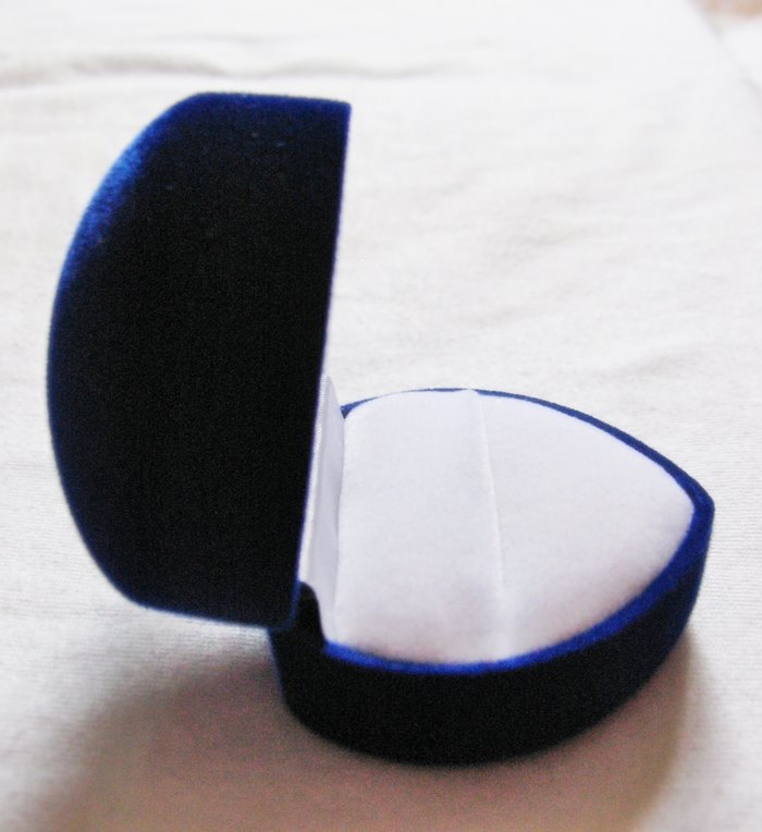 กล่องใส่แหวนรูปหัวใจสีน้ำเงินค่ะ