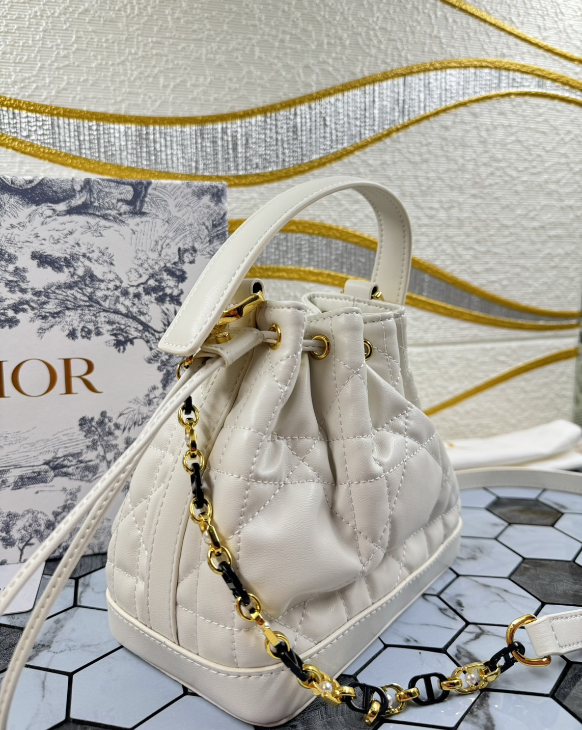 DIOR Small Dior Jolie Bucket Bag กระเป๋าทรงถังรูปทรงทันสมัย สง่างามเหนือกาลเวลา เกรดท็อปออริ สลับแท้ 1:1