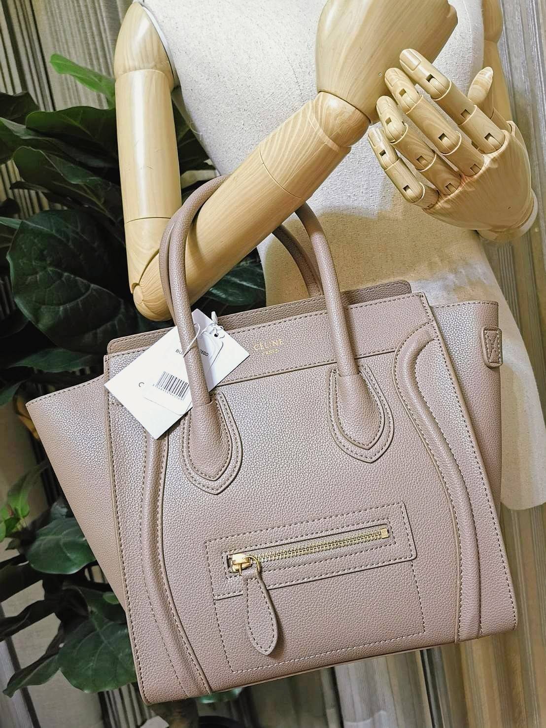 CELINE HANDLE BAG VIP GIFT WITH PURCHASE (GWP) พรีเมี่ยมกิ๊ฟรุ่นใหม่ Limited Edition จาก CELINE HAUTE PARFUME DUTYFREE COUNTER หนังแท้ Calf Skin Leather มาในดีไซน์สุดหรูยอดนิยมหนังนิ่มหอมขึ้นเทคเจอร์สวยอยู่ทรง เปิดปิดด้วยซิปสะดวกใช้ ด้านหน้ามีโลโก้แบรนด์ 