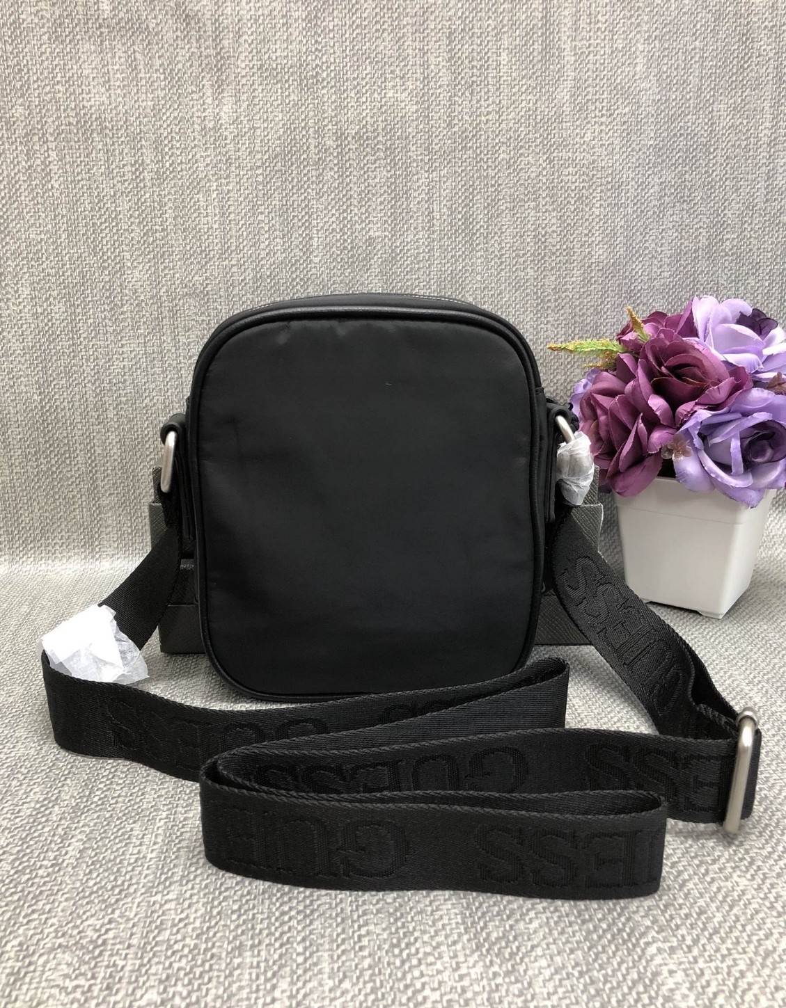 New GUESS SHOULDERBAG HM 6122 พร้อมส่งกระเป๋าสะพาย รุ่นนี้ใช้ได้ทั้งชาย/หญิง วัสดุไนล่อนอย่างดี คุณภาพสูง ด้านหน้าติดอะไหล่และโลโก้แบรนด์ มีช่องซิปใส่ของจุกจิก เปิดปิดกระเป๋าช่องหลักแบบซิป ด้านในโล่ง ลึก ใส่มือถือ กระเป๋าสตางค์ใบสั้นหรือสัมภาระอื่นๆได้พอป