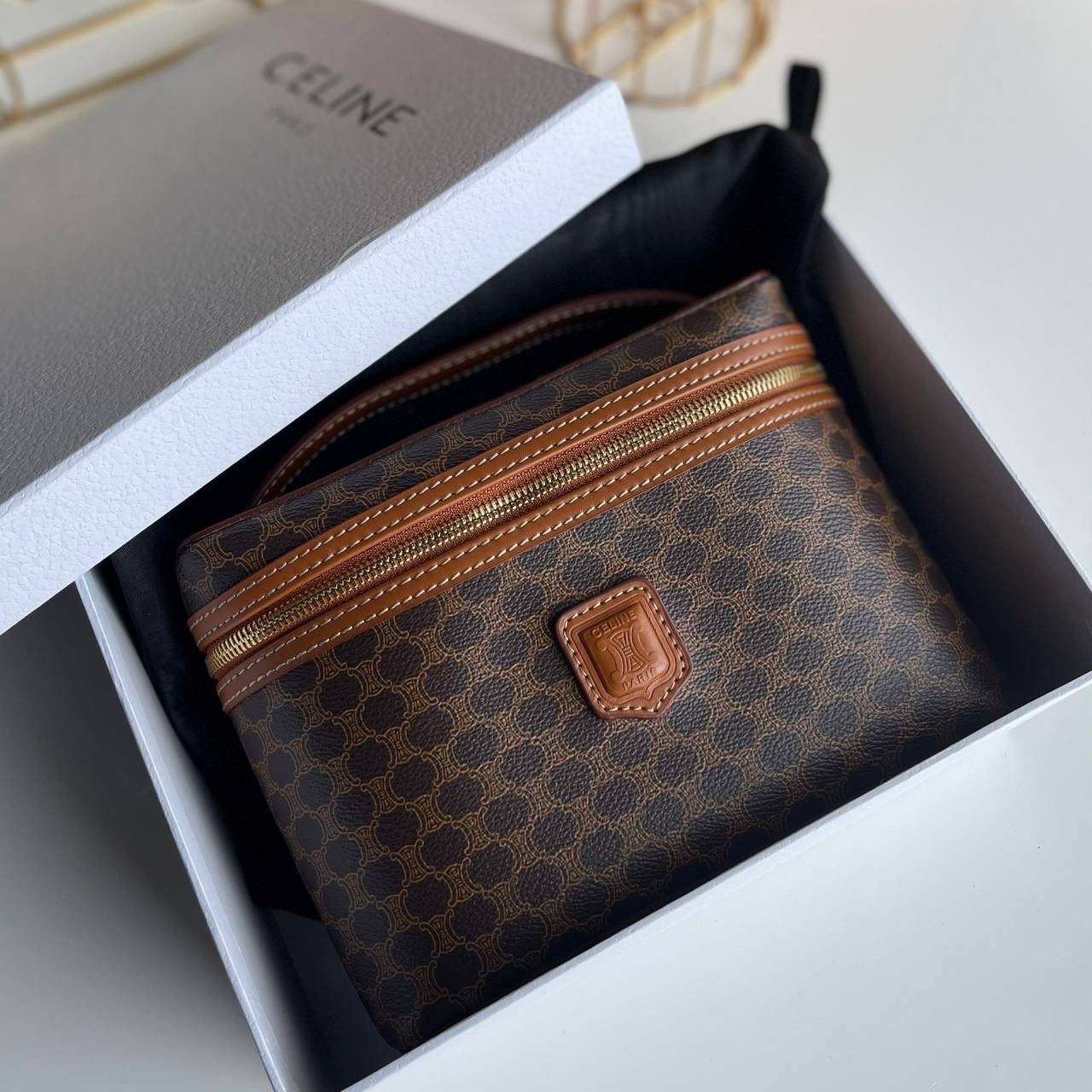 หนังแท้ CELINE VANITY VINTAGE BAG / Celine Macadam Vanity Bag Dark brown กระเป๋าถือ ใส่เครื่องสำอางค์หรือของใช้ต่างๆได้ ภายในโล่งกว้าง ซิปรอบใช้งานง่าย จุของได้เยอะ เกรดออริจินอลงานหนังแท้ทั้งใบ พิมพ์ลายคมชัด ปั้มลายชัดเจน ภาพสินค้าถ่ายจากงานขายจริง ใช้งา