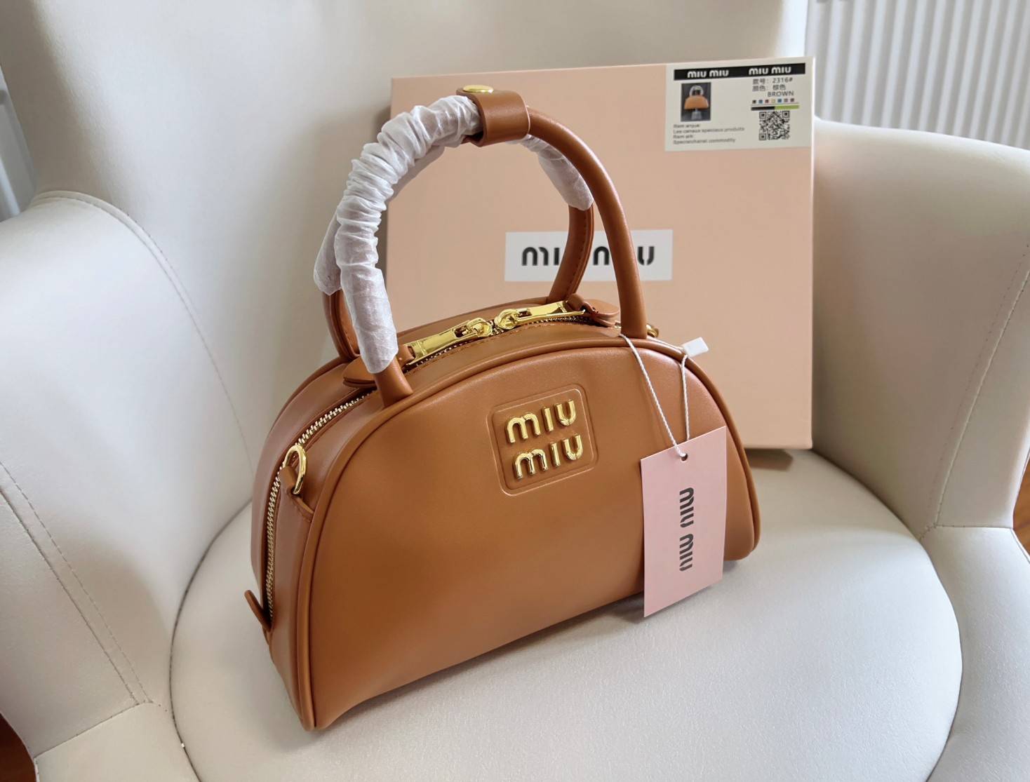 MIU MIU HALF-MOON TOP HANDLE BAG / Patent leather bowling bag / Miu Miu Leather top-handle bag กระเป๋าทรงพระจันทร์เสี้ยว หนังนิ่ม ลื่นเงา ตัดกับอะไหล่ทองได้ลงตัว