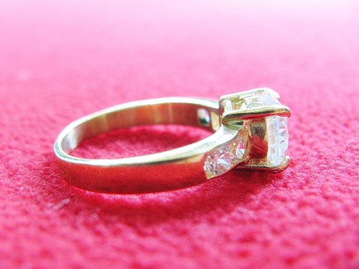 สินค้าหมดค่ะ แหวนเพชรทองเหลือง แบบ5(เพชรกลมใหญ่1เม็ด ข้างๆเพชรเล็กข้างละ2เม็ด)ค่ะ