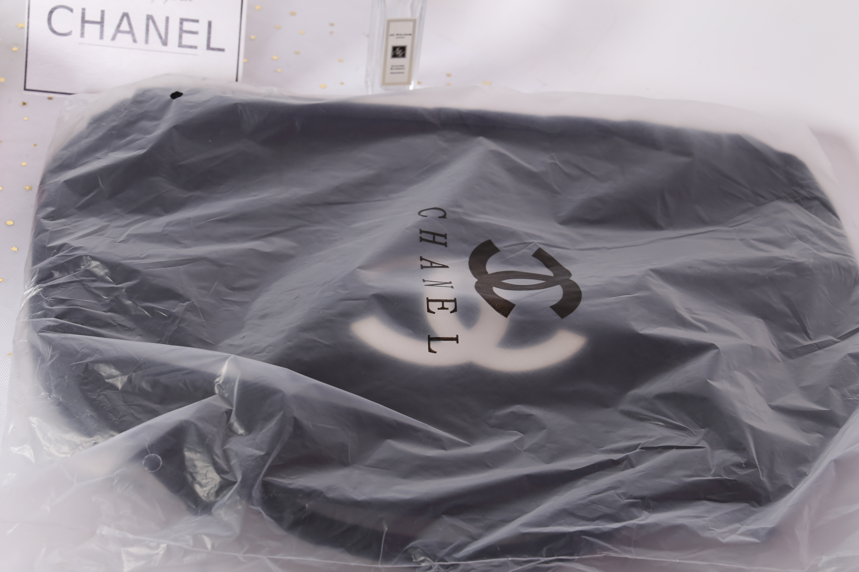 Chanel Duffel / Travel Bag กระเป๋าแบรนด์ Chanel VIP gift Bag ของแท้ 100% ใช้เป็นกระเป๋าเดินทางหรือหิ้วไปฟิตเนส ไปยิม เก๋ๆก็ได้ค่ะ หัวซิปปั้มโลโก้ ด้านในเป็นช่องกว้าง และมีอีกหนึ่งช่องซิป ทำจากผ้าหนาผิวมัน กันน้ำได้ ดูเรียบ แต่หรู มาพร้อมสายยาว ถอดสายได้ ก