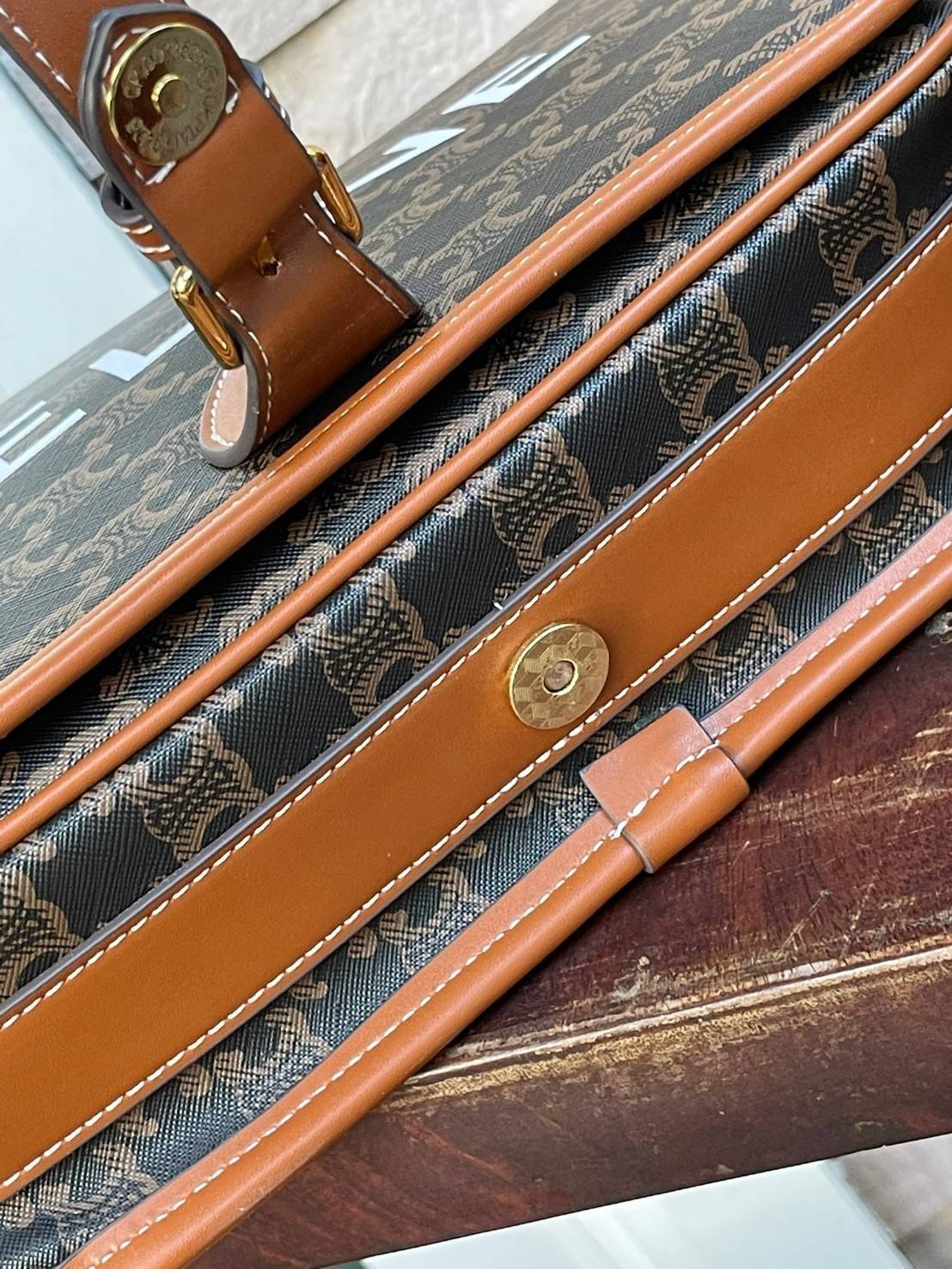 VIP 】Celine Messenger Folco Bag in Triomphe Canvas โดดเด่นไม่เหมือนกับลวดลายแคนวาสที่เป็นเอกลักษ์แบรนด์แบบไม่เหมือนใครให้ด้วยความเรียบหรูดูทางการ เพิ่มความภูมิฐานให้กับคุณอย่างลงตัวเลยทีเดียวสำหรับกระเป๋าทรงแนวนอน ซึ่งเป็นกระเป๋าที่ได้รับความนิยมอย่างมาก 