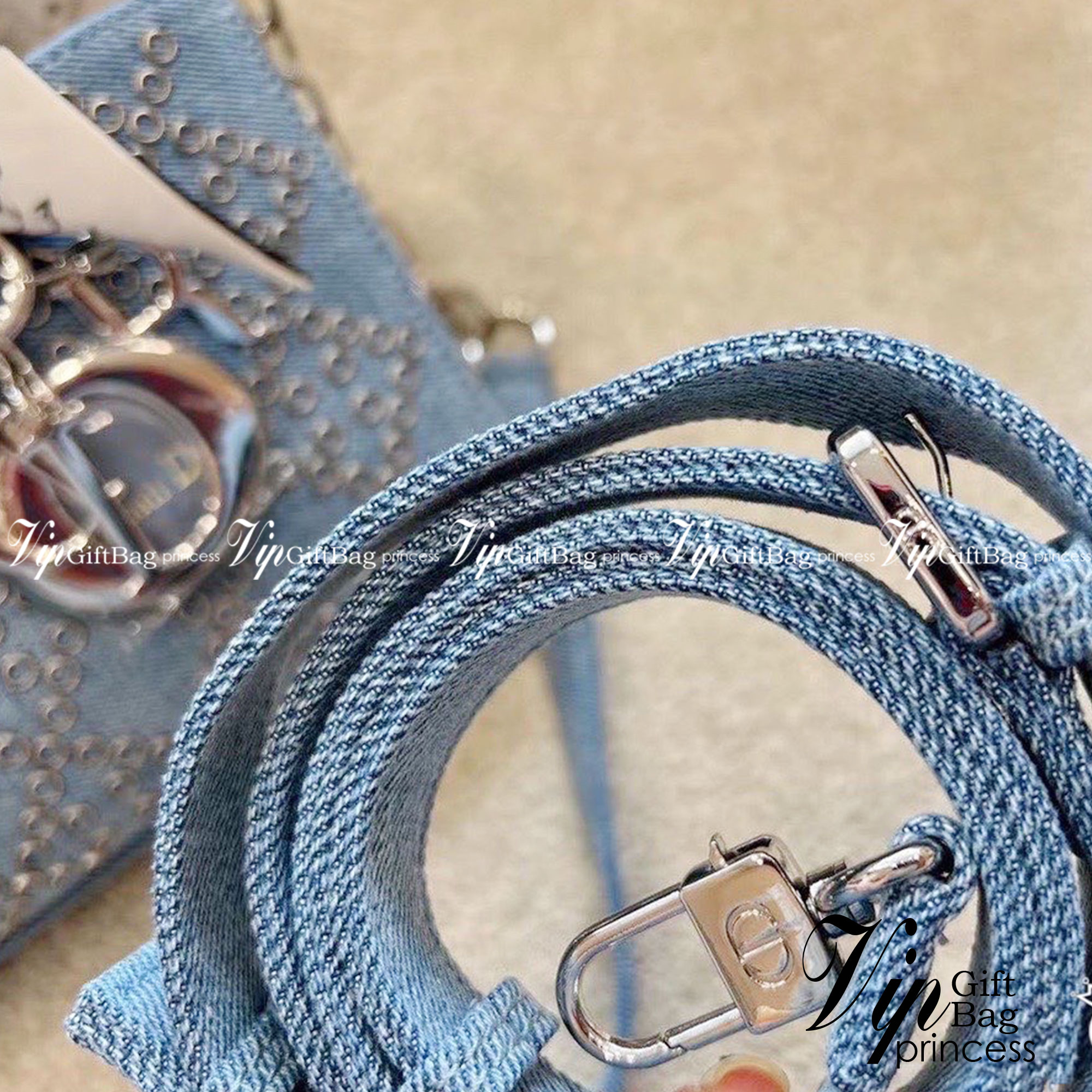 DIOR D-Joy Bag Cannage Denim / Dior Lady Bag กระเป๋าสะพายดิออร์ใบนี้คือราชนิกุลมากแม่ความเลดี้ดิออร์ที่เกินต้าน งานชนช้อปปังสุด ถือสลับแท้ไม่โป๊ะแน่นอน ราคาเบาสุด ภาพถ่ายจากงานจริง สวยเหมือนในรูป พร้อมส่งที่ไทย