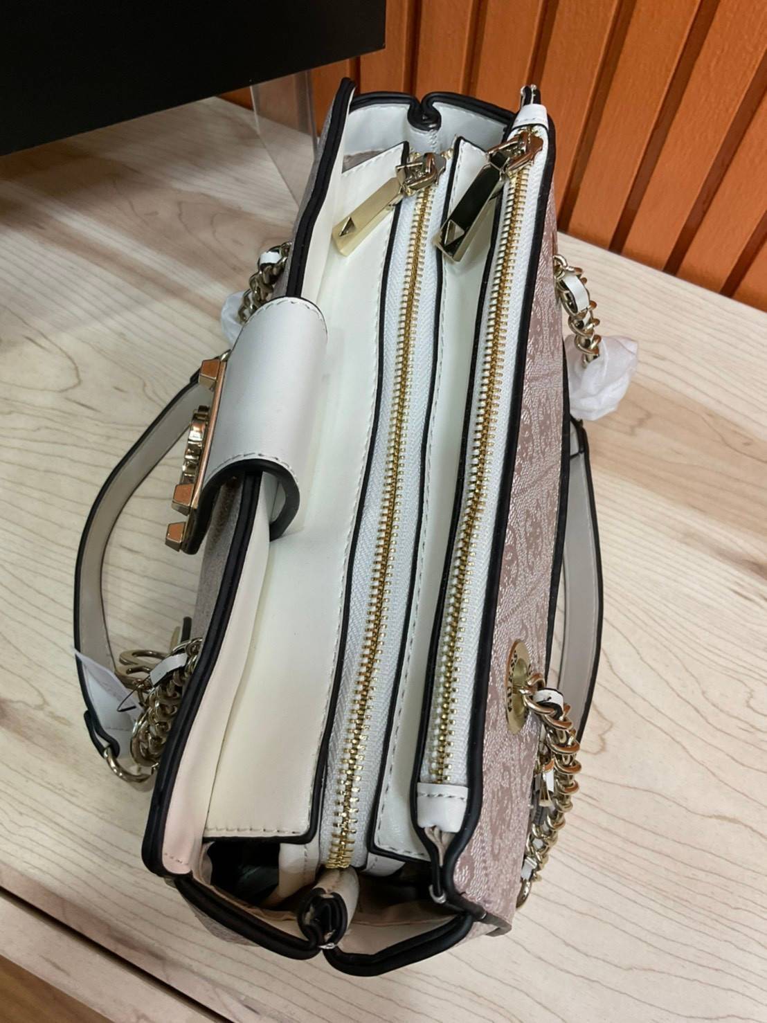 กระเป๋าสะพายไหล่ Guess Logo City Small Society Satchel กระเป๋าสะพายไหล่ ขนาดกำลังดี วัสดุ pu สวยอยู่ทรง มาพร้อมพวงกุญแจน่ารักๆ ถอดออกได้ ด้านหน้าประดับโลโก้แบรนด์ เปิดปิดด้วยซิป มี 2 ช่องหลักใช้งาน ภายในช่องซิปหน้าแยกเป็นสัดส่วนการใช้งาน ซิปช่อง 2 โล่งกว้