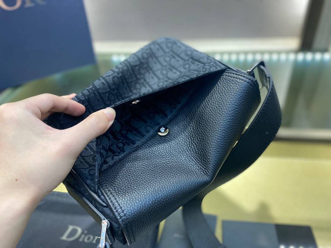 หนังแท้ DIOR MINI SADDLE MESSENGER BAG Beige and Black Dior Oblique Jacquard and Black Grained Calfskin พร้อมส่งที่ไทย งานหนังแท้และผ้าแจ็คการ์ดออริจินอล ภาพสินค้าถ่ายจากงานขายจริง ใช้งานต่างประเทศได้