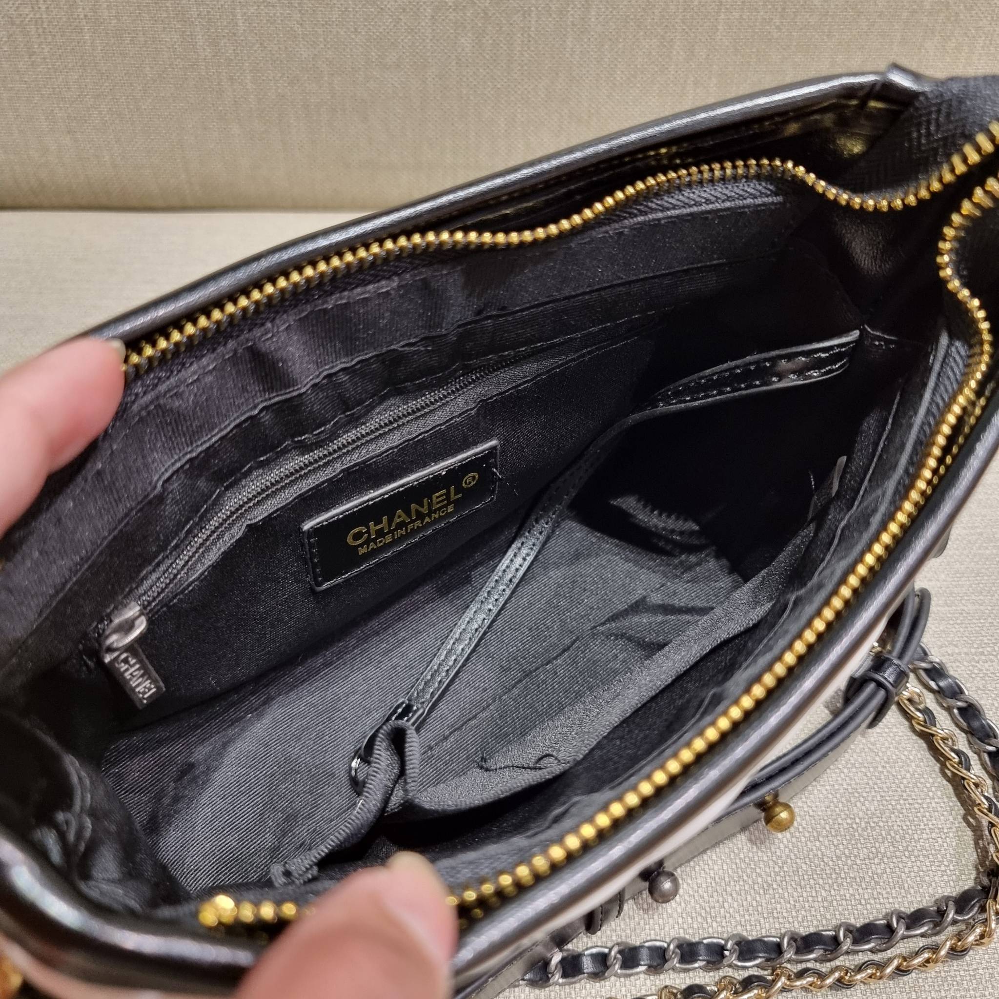 9" CHANEL SHOULDER BAG / CHANEL GABRIELLE HOBO BAG ไซส์คลาสสิค กระเป๋าสะพายข้าง/ไหล่ หนังแท้ นิ่ม หรู มาพร้อมพวงกุญแจสัญลักษณ์แบรนด์ อะไหล่พร้อมโซ่สะพายสีทองสลับสีเงินรมดำ สามารถสะพาย crossbody หรือสะพายไหล่ได้หมด สะพายแล้วขับผิวมากๆ เปิด-ปิดกระเป๋าด