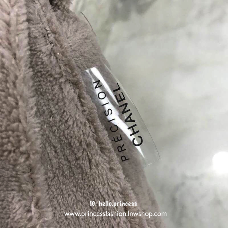 MUST HAVE! Chanel Beaute Crossbody Bag กระเป๋าถือหรือสะพายพรีเมี่ยมของเเท้จาก Chanel Cosmetic Counter VIP Gift รุ่นแนะนำวัสดุขนวูฟสีดำหนานุ่มตัดโลโก้แบรนด์หนังแก้วสวยโดดเด่น น้ำหนักเบา เปิดปิดด้วยฝาปิดกระดุมแม่เหล็ก ใบใหญ่กำลังดีใส่ ipad กระเป๋าสตางค์ใบยา