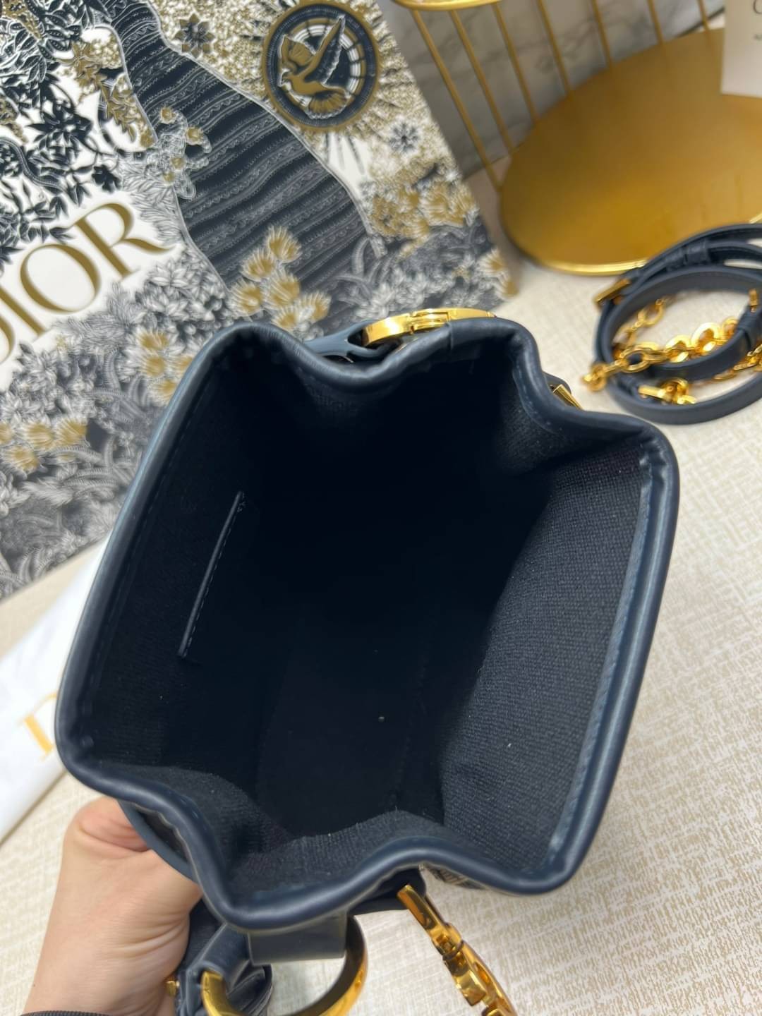 DIOR SMALL C'EST 17 cm / Dior bucket bag รุ่นใหม่สวยหรู ดูแพงมากค่ะ กระเป๋าสะพายบัคเก็ต รูปทรงคลาสสิค ใช้งานง่ายภายในโล่งกว้างมาก สวยมาก ควรมีค่า