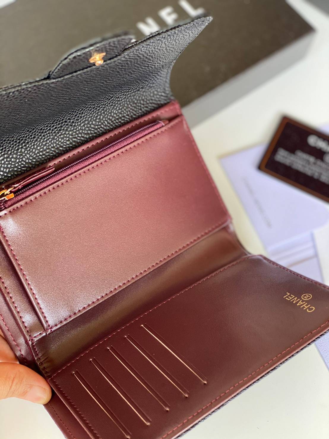 หนังแท้ CHANEL WALLET รุ่นยอดนิยมไอเท็มฮิตวัสดุหนังคาเวียร์สวยคลาสสิคเปิดปิดด้วยฝาปิดกระดุมด้านหน้ามีโลโก้แบรนด์อะไหล่ทอง/เงินสวยหรู ภายในสีแดงเบอกันดี้ มีช่องซิปด้านในเรียกว่าใบเดียวจบ เป็นใบยอดนิยมของสาวๆ เลยค่าา พร้อมส่งที่ไทยไม่ต้องรอพรีฯ สาวก Chanel 