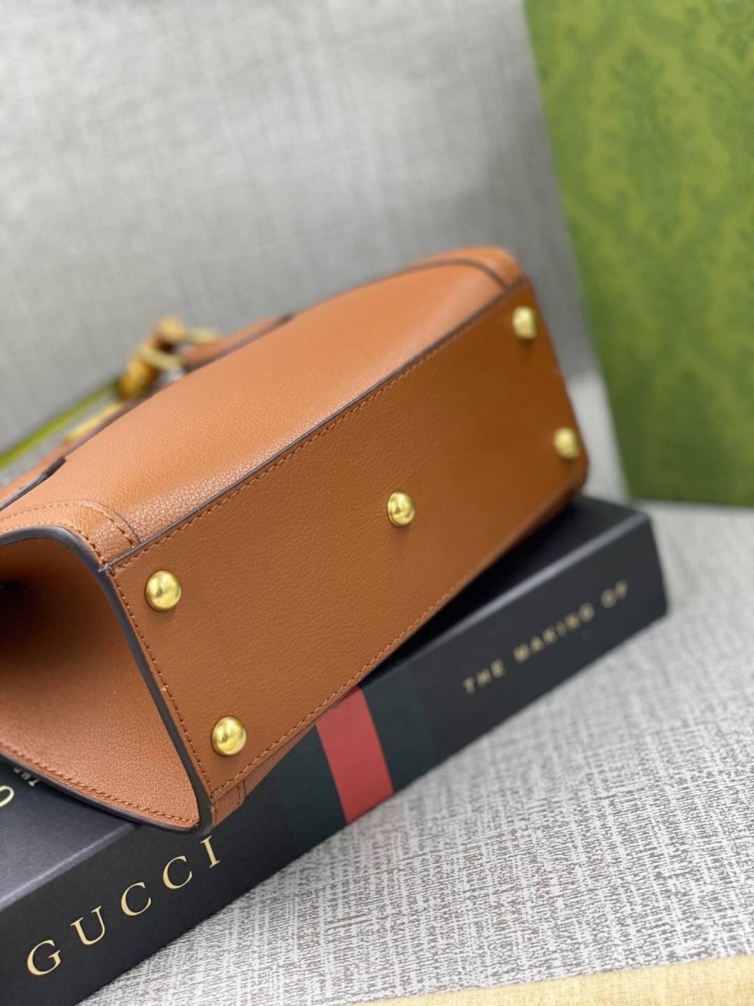 VIP GIFT 】หนังแท้ GUCCI Diana mini tote bag กระเป๋างานหูไม้ไผ่สุดคลาสสิก ดีไซน์มาใหม่พร้อมเข็ดขัดหนังสีสะท้อนแสงประดับตรงหูกระเป๋า ขนาดมินิกำลังน่ารักเลยค่ะ วัสดุหนังแท้ อะไหล่ทอง งานสวยตั้งอยู่ทรง มีสายสะพายยาว 1เส้น สามารถปรับระดับได้-ถอดได้ งานเก๋ไก๋ที