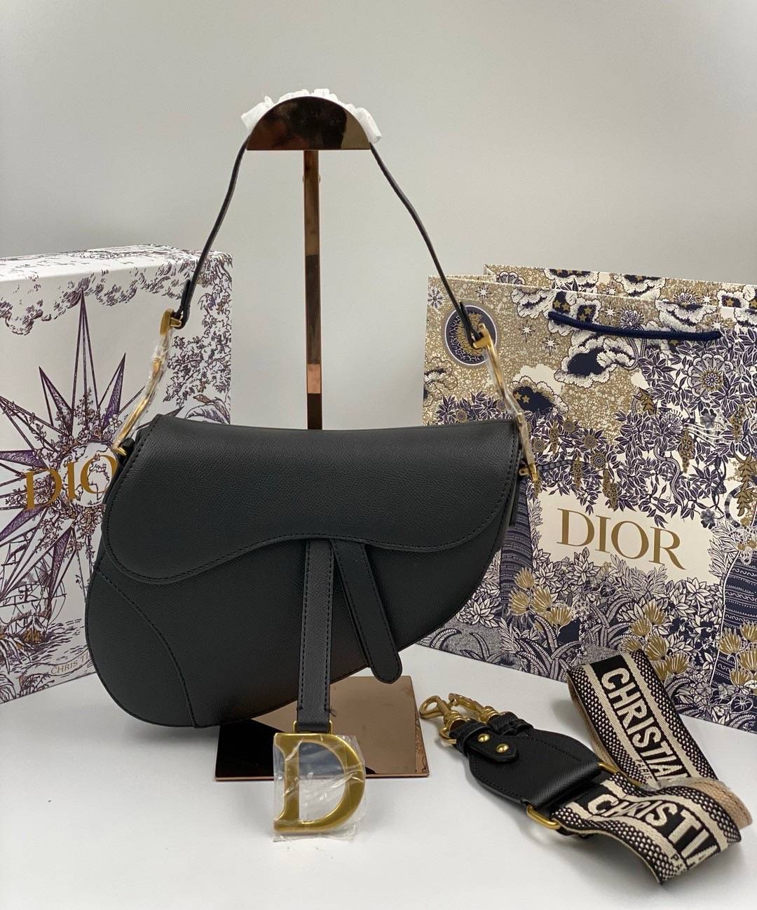 ORI หนังแท้ | DIOR Saddle Bag with Strap Grained Leather กระเป๋าถือ/สะพายทรงอานม้า รุ่นยอดนิยมที่มีเอกลักษณ์สวยงามเหนือกาลเวลา ลูกเล่นห้อยด้วยตัวอักษร D ตรงหูหิ้วมีกิมมิค CD สวยหรูดูแพง