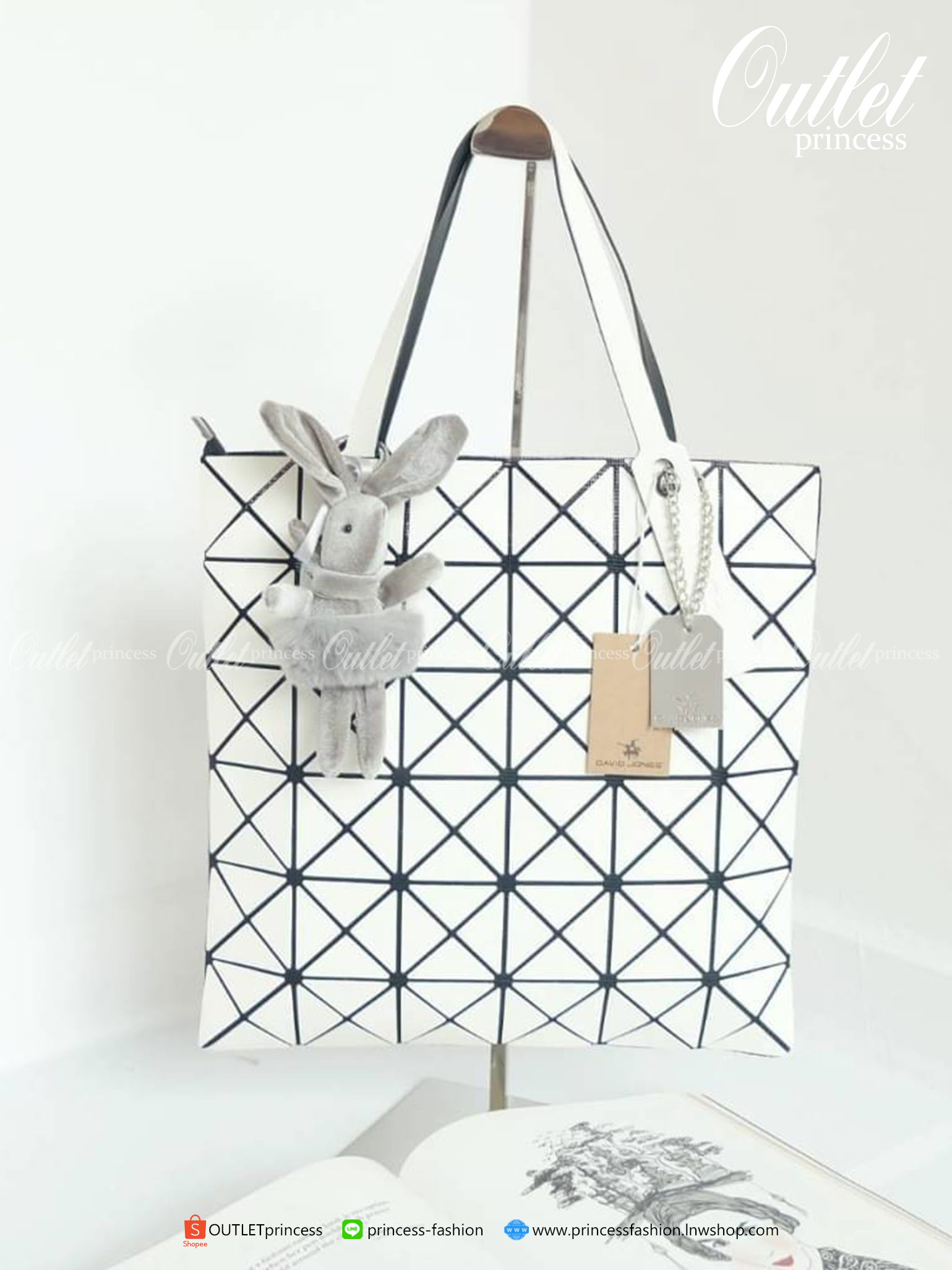 ทรงสุดฮิตจากแบรนด์ David Jones รุ่น Candy color ใบนี้ มาพร้อมกับน้องกระต่าย สีเข้า set กับกระเป๋าคะ กระเป๋า ทรง Tote