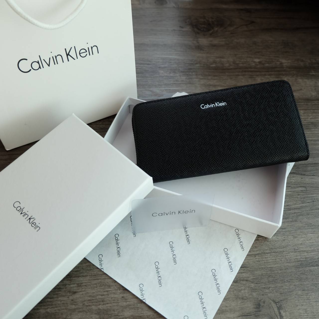 Calvin Klein Long Wallet กระเป๋าสตางค์ใบยาวซิปรอบ ภายในมีช่องใส่ธนบัตร ช่องใส่บัตรหลายช่อง และช่องซิปสำหรับใส่เหรียญ จะมอบเป็นของขวัญ หรือใช้เองก็แนะนำเลยค่ะ