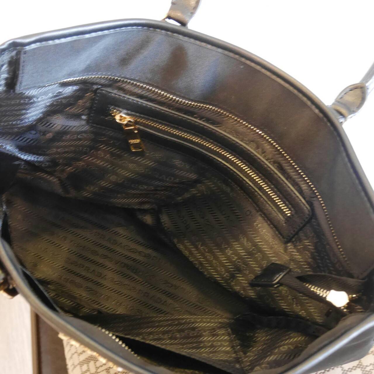 ☃ #กระเป๋าจากงานOutletแท้ 🎈#ภาพถ่ายจากงานขายจริงทั้งหมดนะคะ 🎄👍 New item! มาใหม่ค้า กับรุ่น handbag กระเป๋าถือสะพาย จากงานพรีเมี่ยมกิ้ฟใหม่ บอกเลยว่า ใบนี้วัสดุเป็น Polyester กันน้ำทั้งใบ ตัวกระเป๋ามาพร้อมสายเข็มขัดคาดด้านหน้