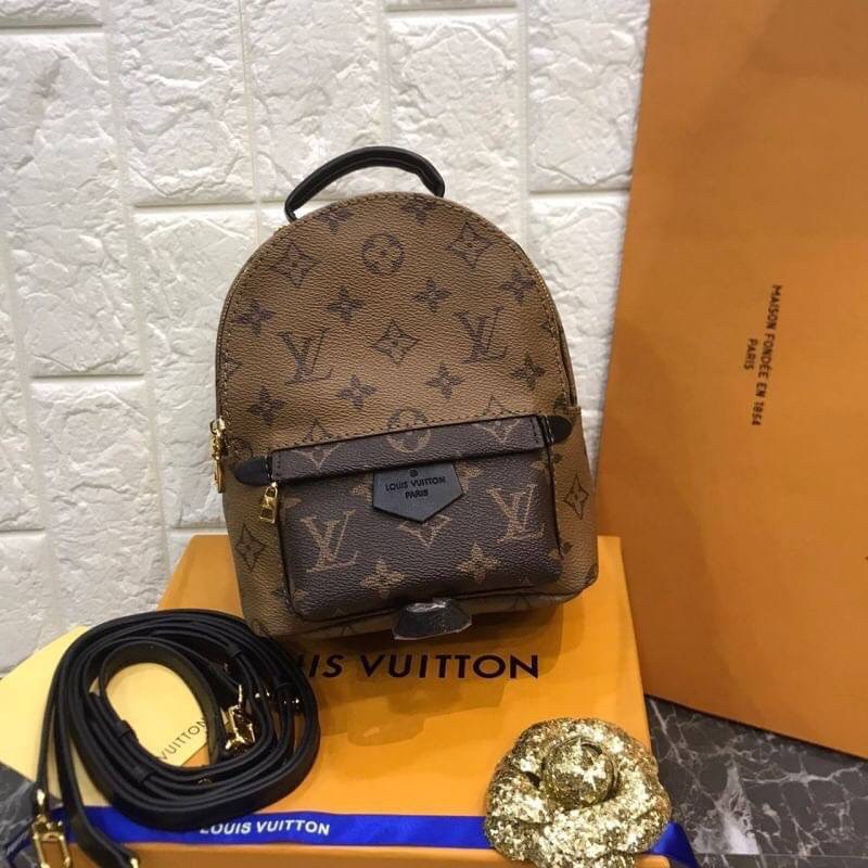 VIP GIFT 】หนังแท้ Louis Vuitton backpack new Palm Springs กระเป๋าสะพายหลังแบบมีหูหิ้ว หนังแท้ชั้นดีที่สุด ขนาดมินิน่ารัก ใบจริงสวยงามน่าใช้มากๆ ได้กับทุกๆวัน เริ่ดมากๆจร้า ห้ามพลาดนะคะ!