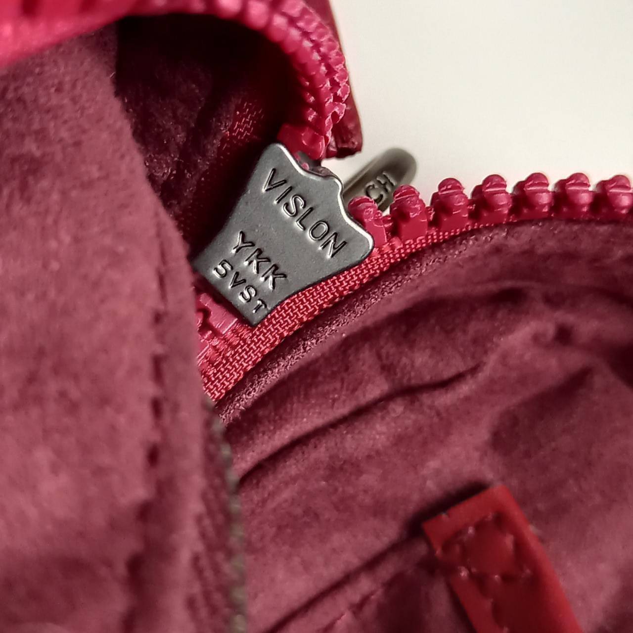 COACH Camera Bag 26, rainbow-red pattern COACH Camera Bag 16 With Horse And Carriage Print and Heart OXBLOOD (F79369 F88264) 🍁น่าใช้มากมาย รุ่นนี้มาพร้อมสายสปอร์ตใหญ่ ถอดเก็บได้ ปรับระดับได้ หนาแน่น ทนทาน จุของได้เยอะพอสมควร //วัสดุแคนวาส